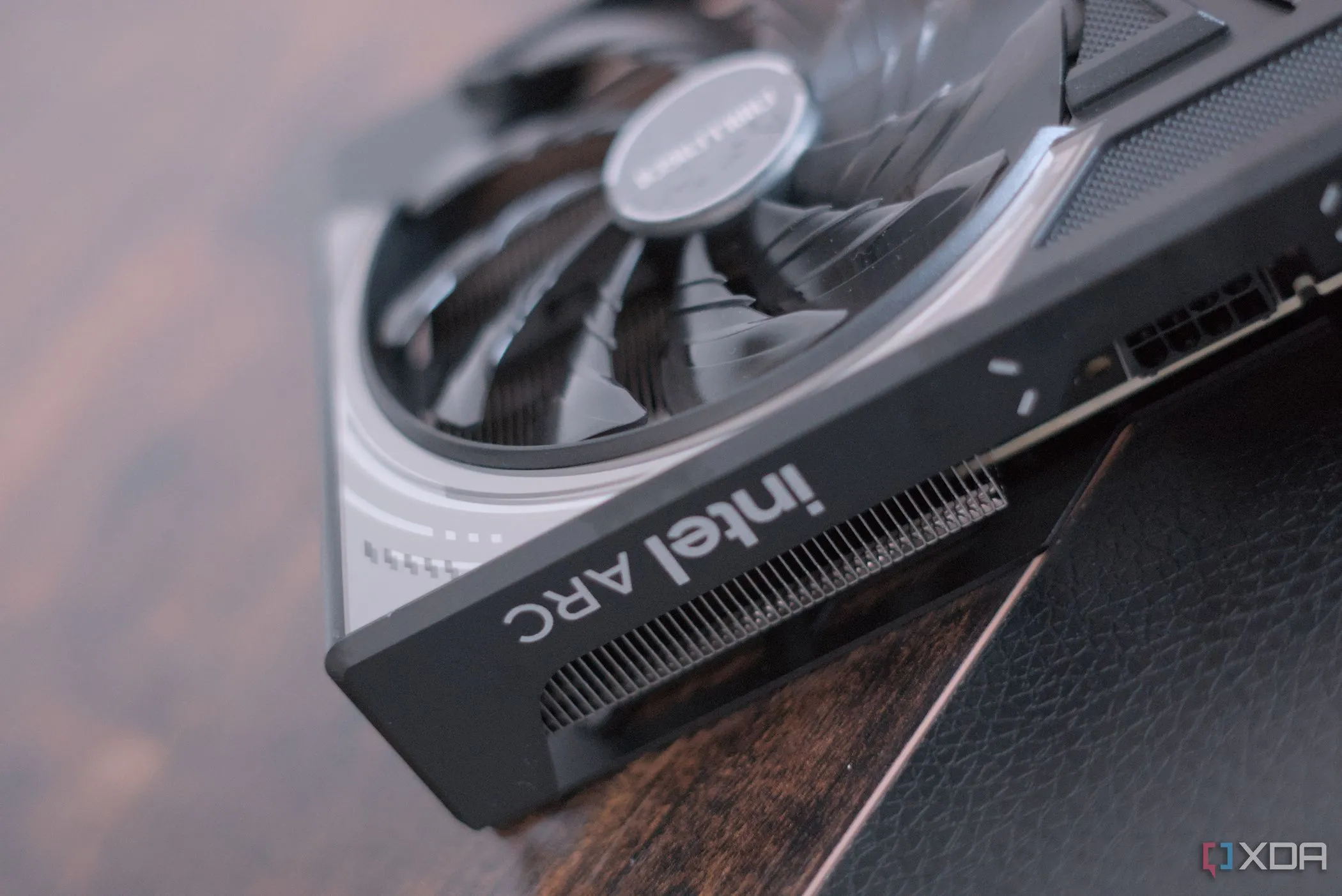 Logo thương hiệu ASRock Arc B570 Challenger của Intel, tượng trưng cho sự cạnh tranh mới của Intel trong thị trường GPU.