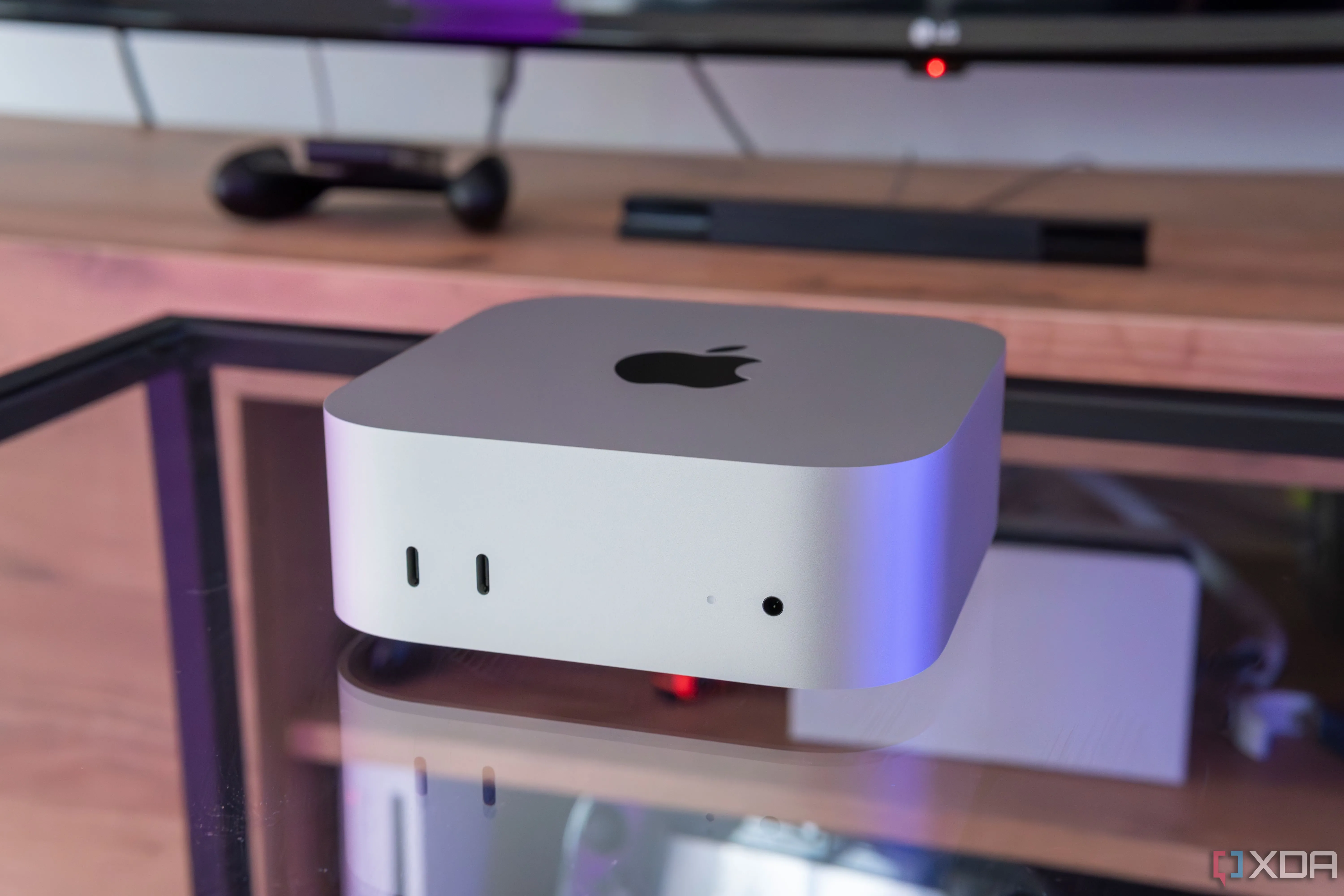 Mac Mini M4 được tích hợp vào một thiết lập di động cùng màn hình và bàn phím