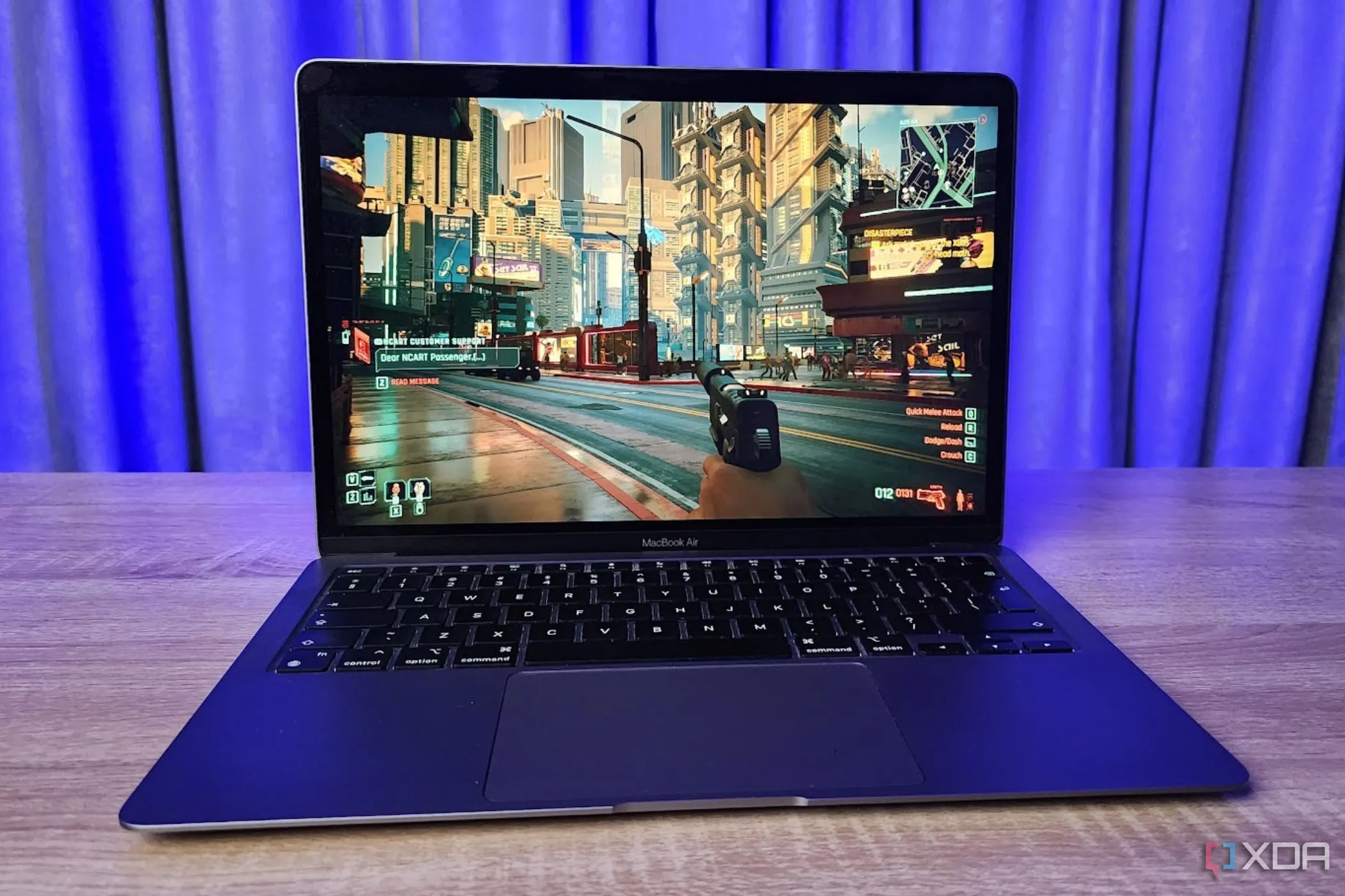 MacBook chạy Cyberpunk 2077 thông qua Game Porting Kit và Rosetta 2, minh họa chơi game trên phần cứng không chuyên