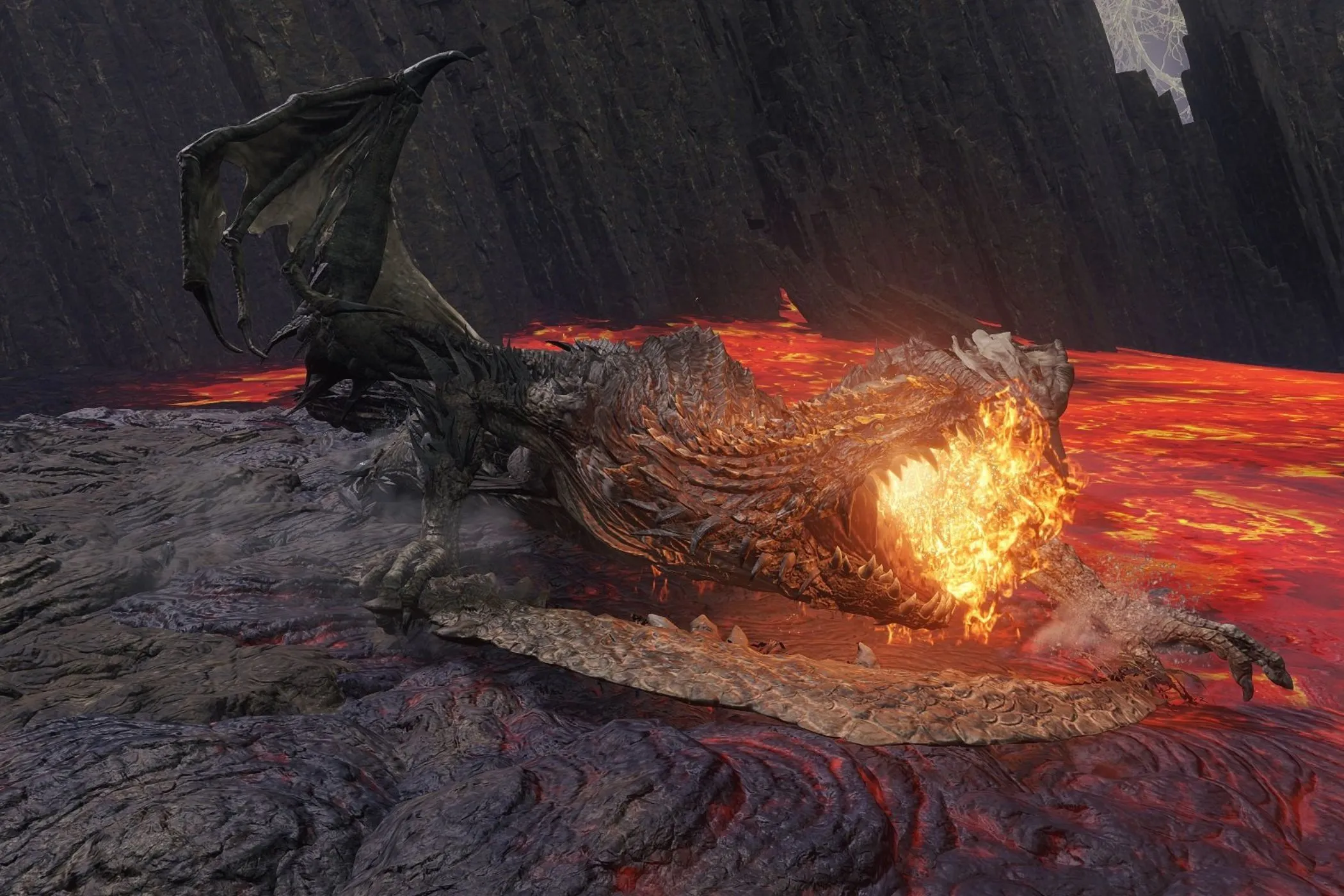 Magma Wyrm khổng lồ đang bò qua dòng dung nham nóng chảy trong Elden Ring, một trong những boss rồng độc đáo của game