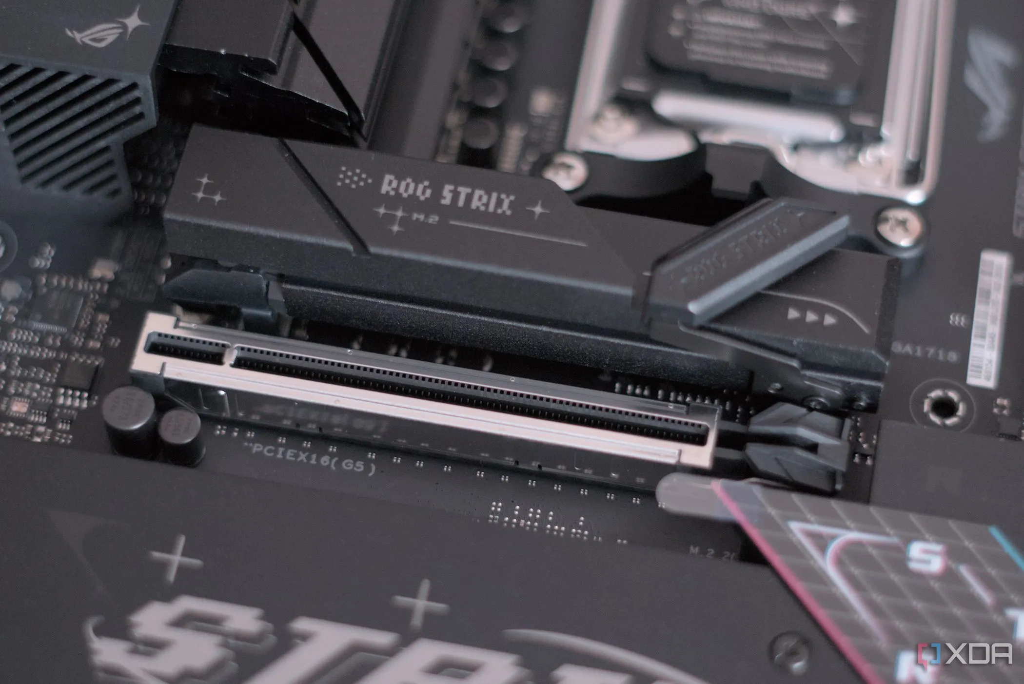 Mainboard gaming Asus ROG Strix B850-F Gaming WiFi với khóa SSD và vị trí các linh kiện