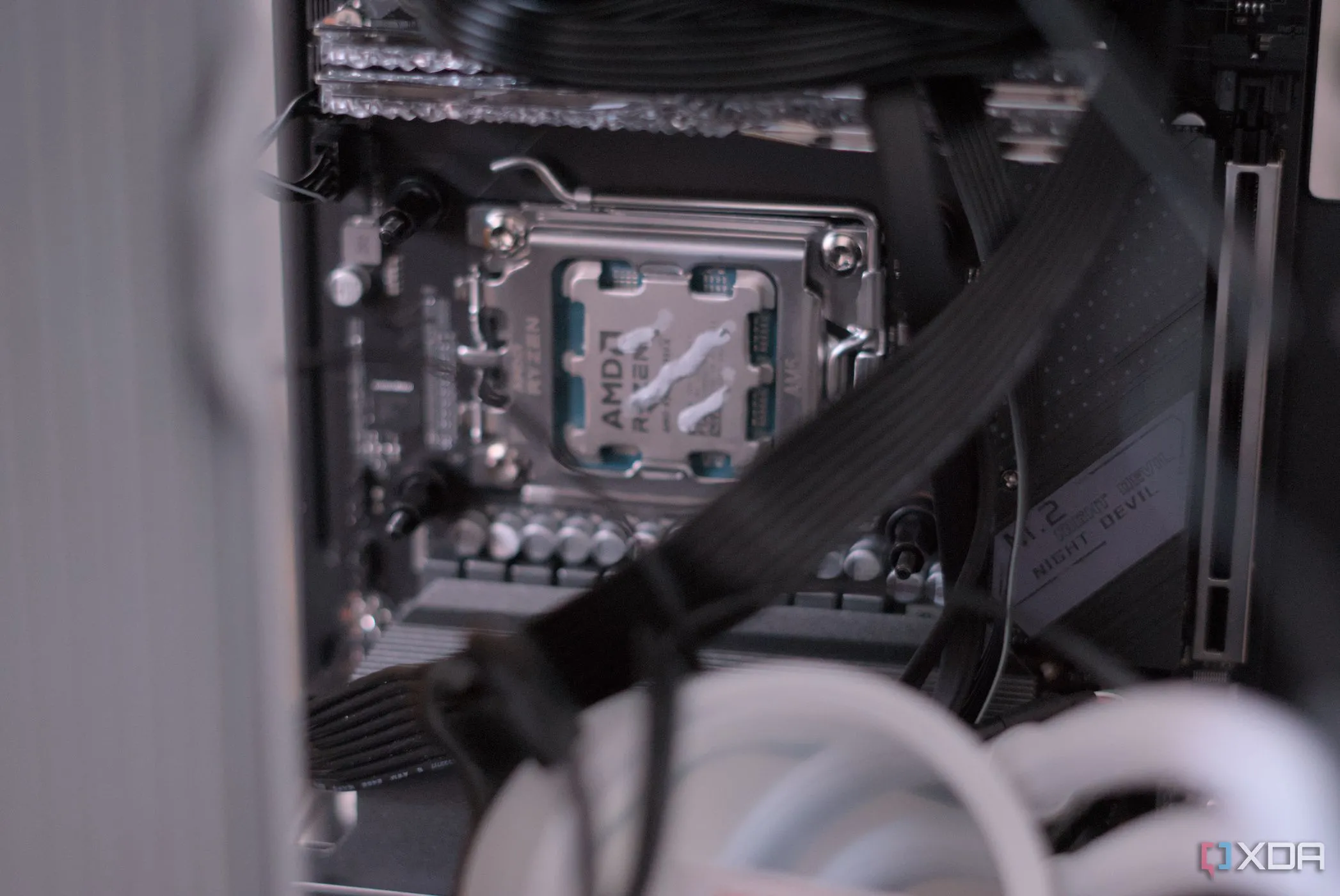 Mainboard JGINYUE B650i Night Devil lắp đặt bên trong vỏ case HYTE Revolt 3 cho PC SFF