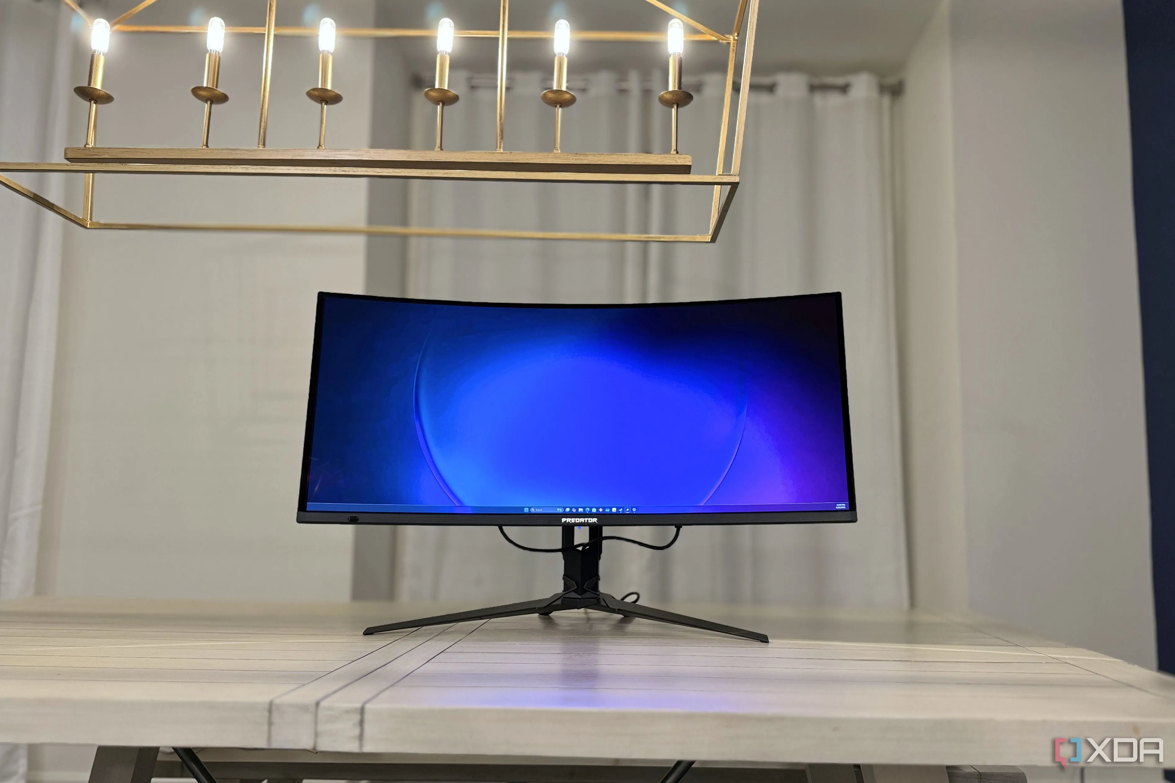 Màn hình Acer Predator X34 X5 trên bàn làm việc, thể hiện tính công thái học và khả năng kết nối đa dạng