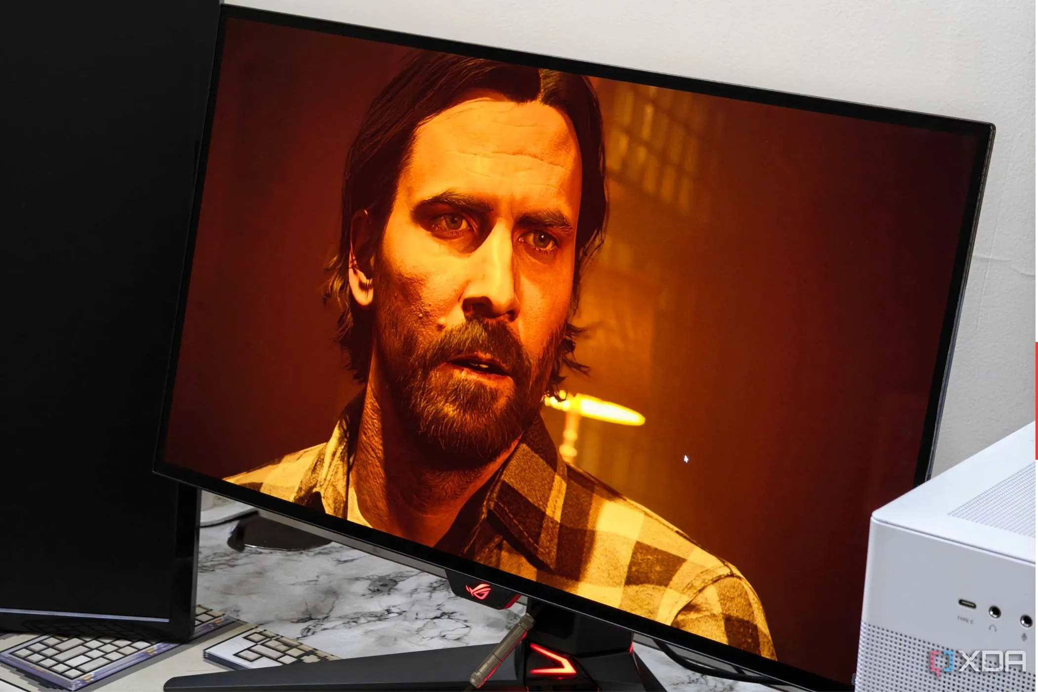 Màn hình Asus ROG Swift PG27AQDM trình chiếu cảnh game Alan Wake 2 với chất lượng hình ảnh HDR ấn tượng