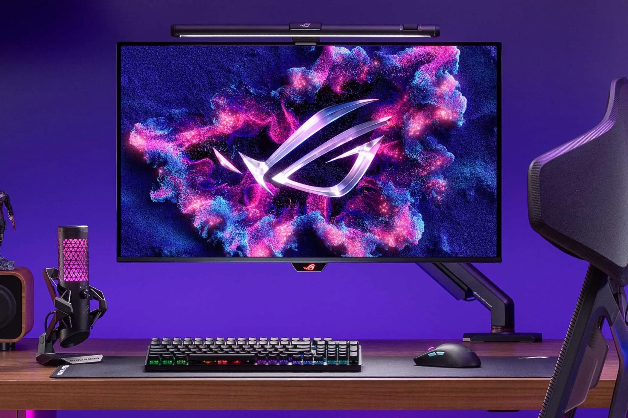 Màn hình ASUS ROG Swift PG32UCDM QD-OLED 4K trên giá đỡ, thể hiện thiết kế cao cấp và công nghệ hiển thị ấn tượng