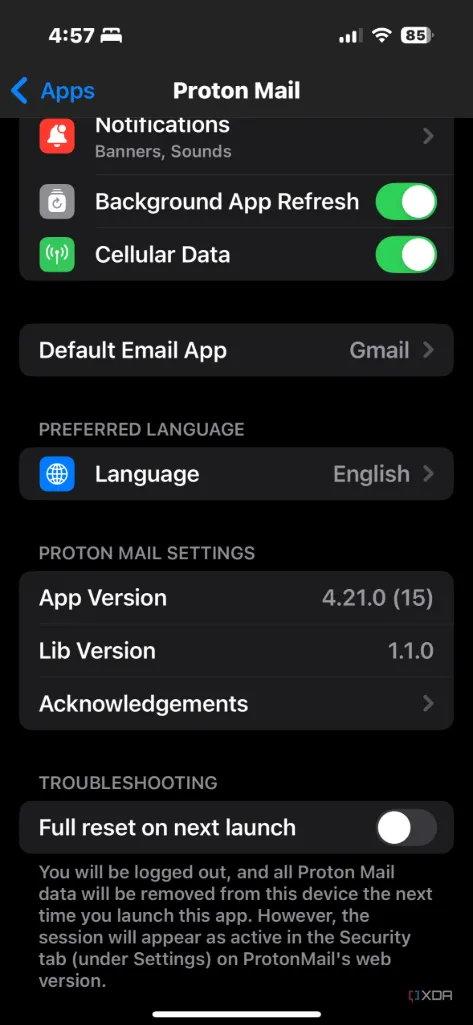 Màn hình cài đặt trên iPhone, hiển thị tùy chọn để chọn Proton Mail làm ứng dụng email mặc định.