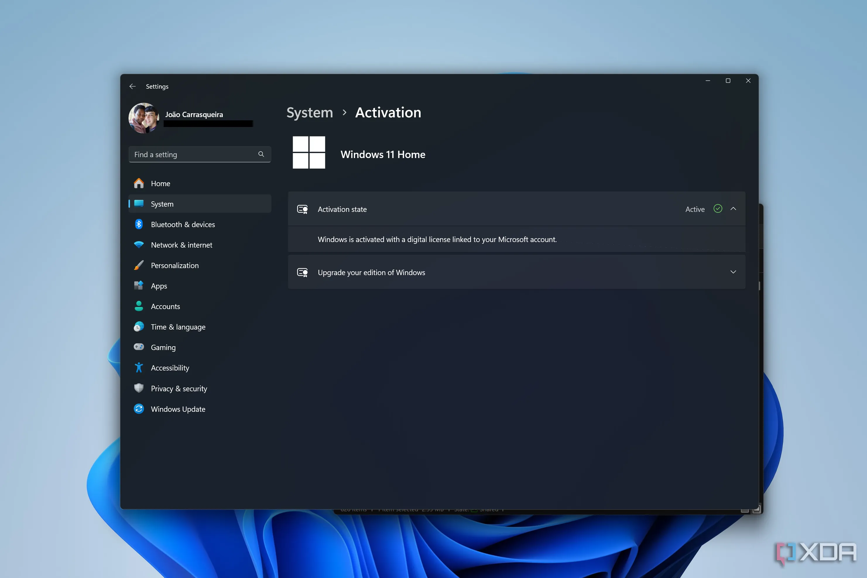 Màn hình cài đặt Windows 11 hiển thị trạng thái giấy phép đã kích hoạt và được liên kết với tài khoản Microsoft.