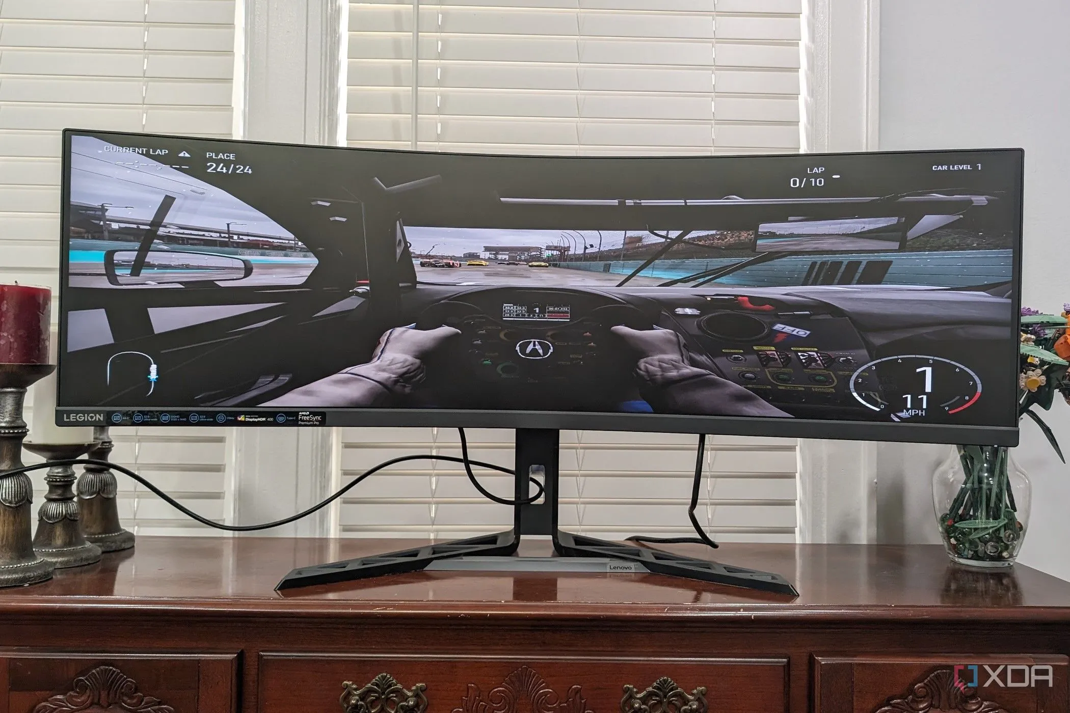 Màn hình chơi game Lenovo Legion R45w-30 hiển thị tựa game Forza với đồ họa sống động