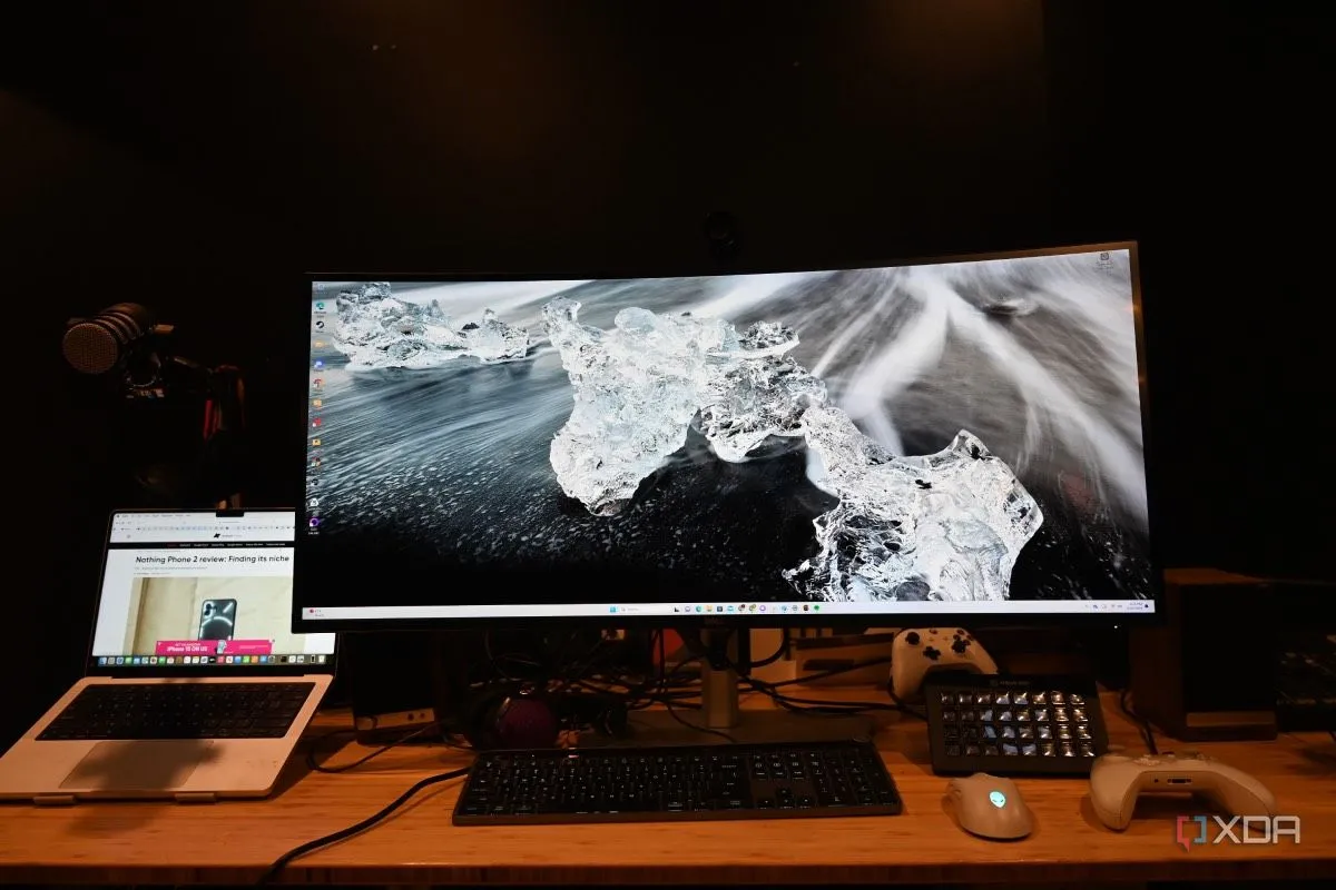 Màn hình cong Dell UltraSharp 40 inch, giúp tăng không gian làm việc và trải nghiệm hình ảnh