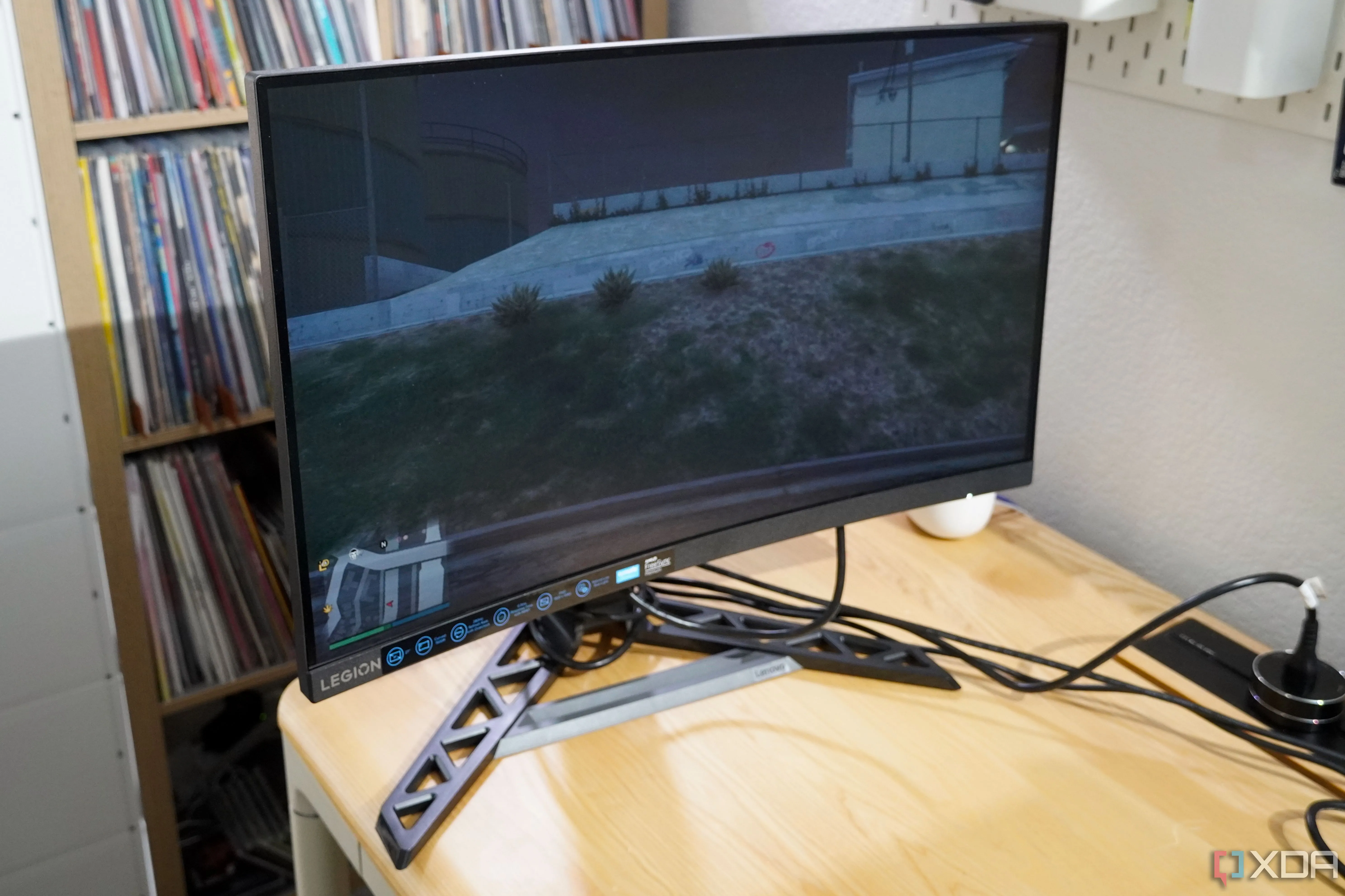 Màn hình cong Lenovo Legion trên bàn làm việc, thể hiện một lựa chọn màn hình có thể có Delta E thấp phù hợp cho công việc đòi hỏi độ chính xác màu.
