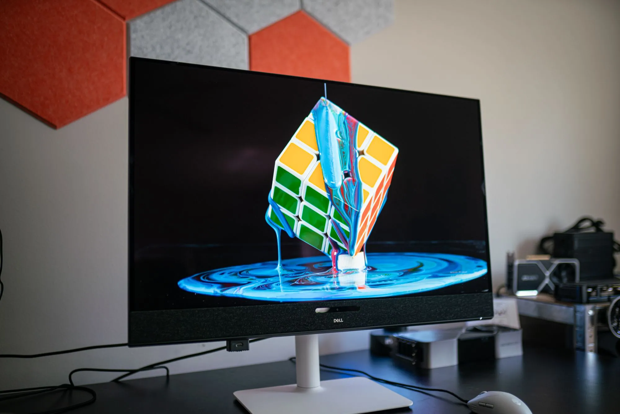 Màn hình Dell 32 Plus 4K QD-OLED trong môi trường làm việc hoặc giải trí, thể hiện khả năng đa phương tiện linh hoạt