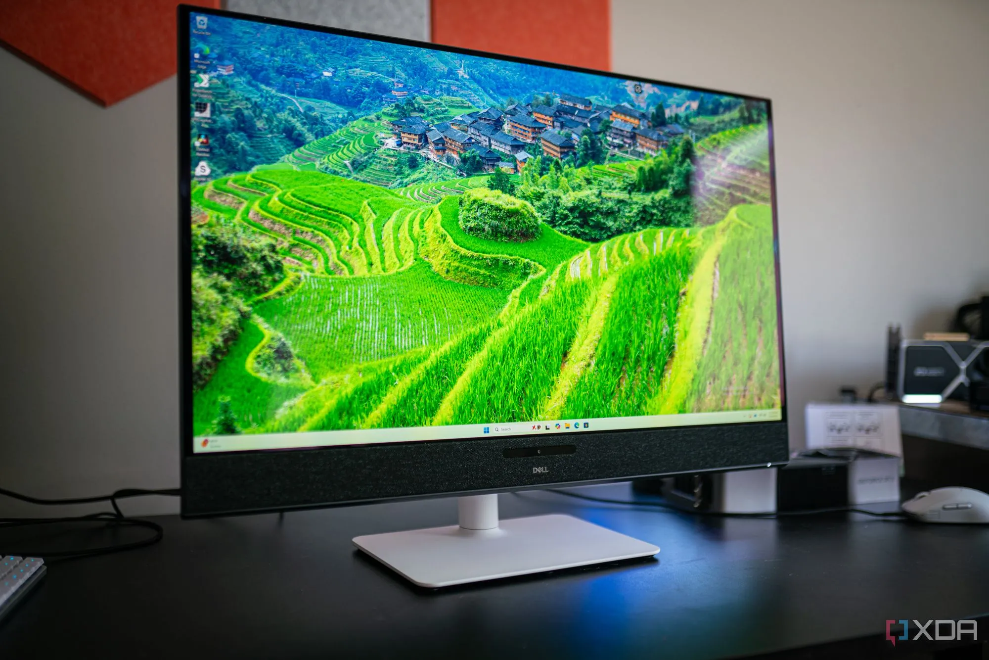 Màn hình Dell 32 Plus QD-OLED 4K từ góc nhìn nghiêng, minh họa thiết kế hiện đại và chân đế