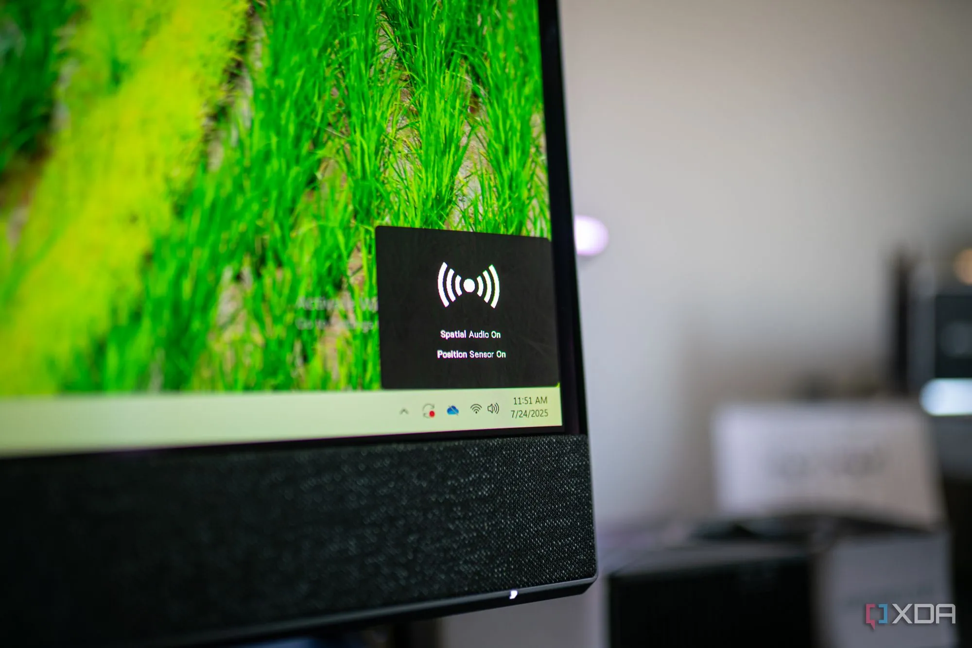 Màn hình Dell 32 Plus QD-OLED với dải loa tích hợp phía dưới, minh họa tính năng âm thanh không gian