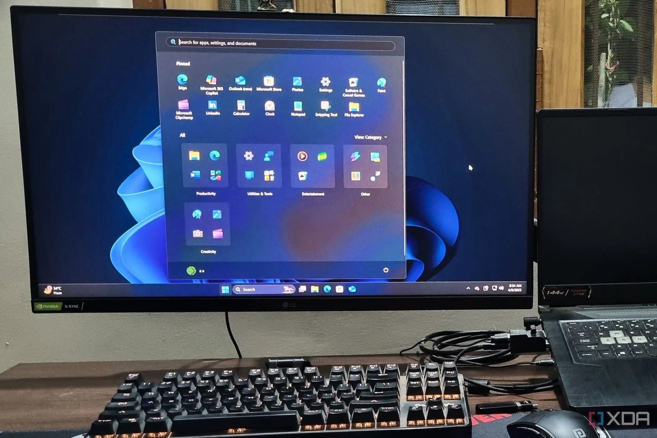 Màn hình desktop và Start Menu của Windows 11, nơi Microsoft đã từng thử nghiệm chèn quảng cáo gây tranh cãi