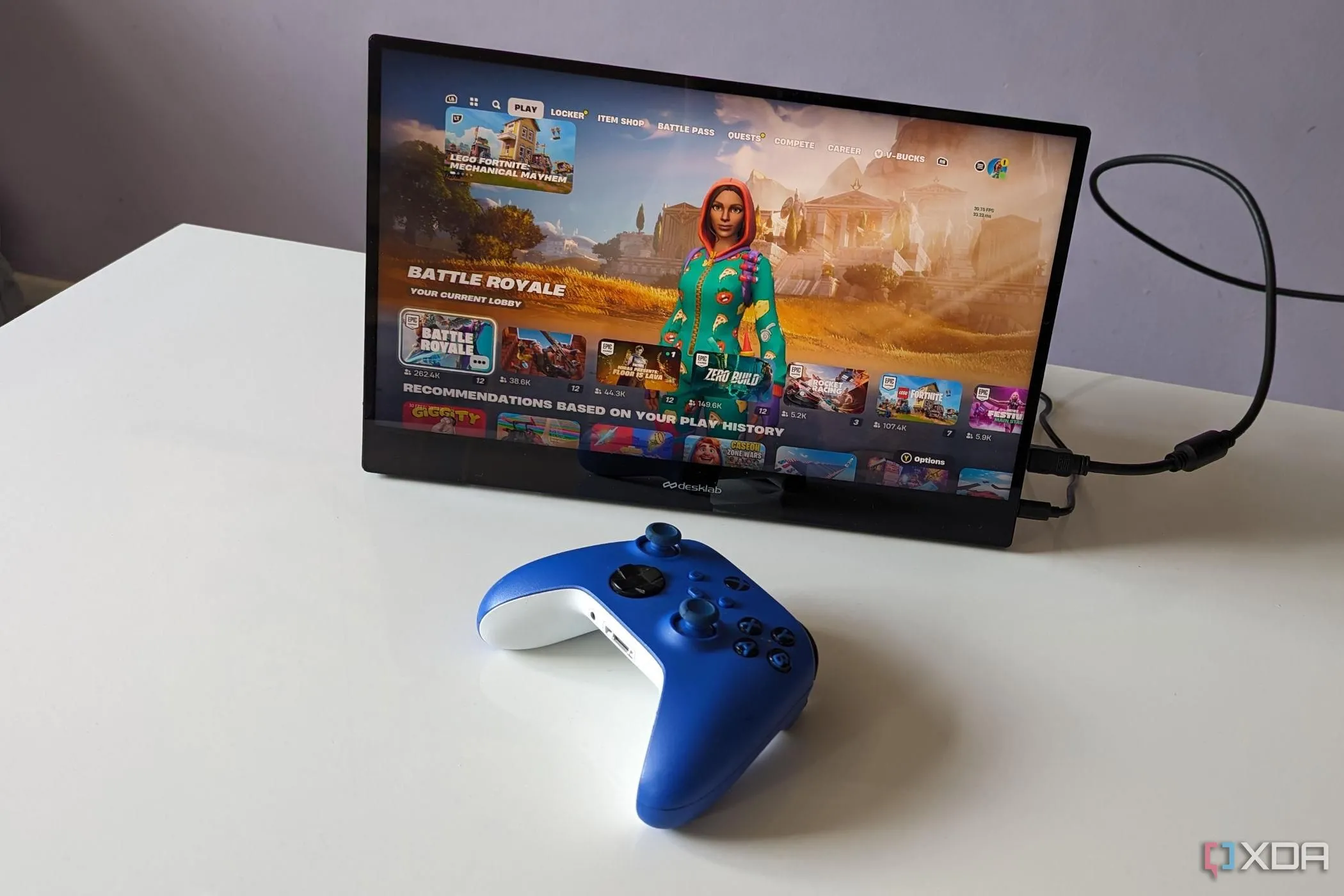 Màn hình di động Desklabs hiển thị game Fortnite, cùng tay cầm Xbox và laptop - biểu tượng cho sự sáng tạo game.