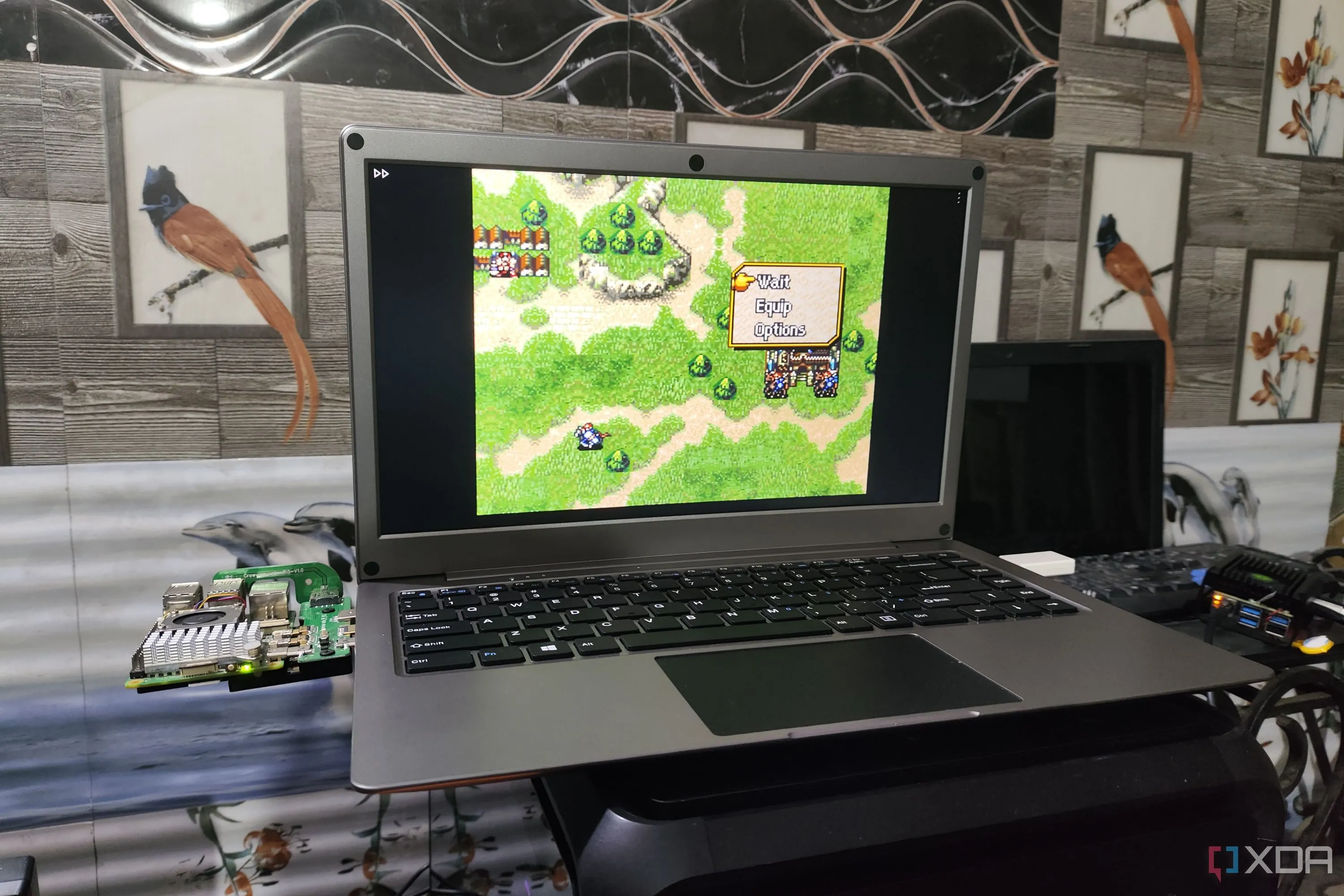 Màn hình hiển thị game chiến thuật Fire Emblem: Genealogy of the Holy War đang được giả lập trên bo mạch Raspberry Pi 5