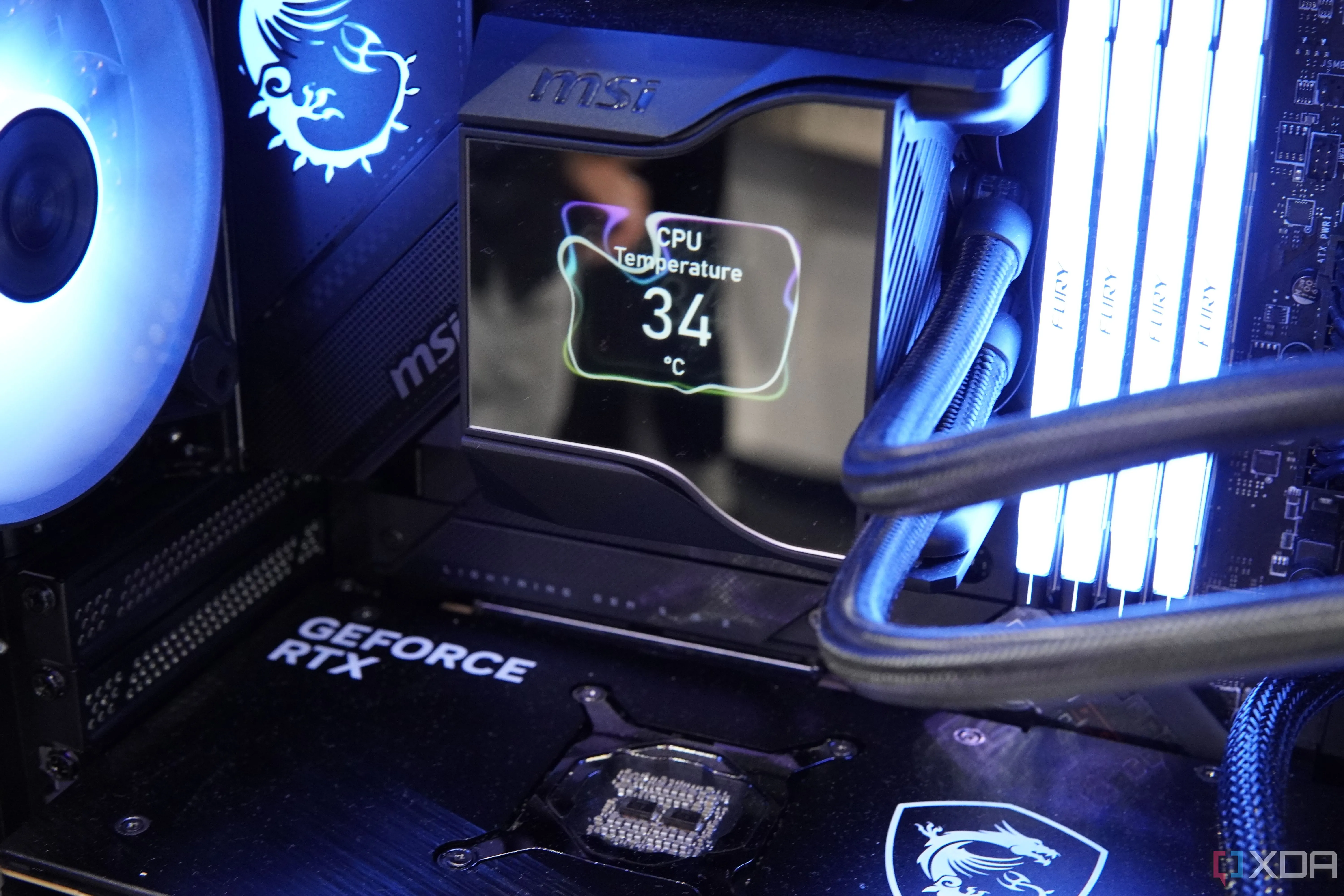 Màn hình hiển thị trên khối tản nhiệt nước AIO của MSI, thể hiện sự cao cấp và thẩm mỹ.