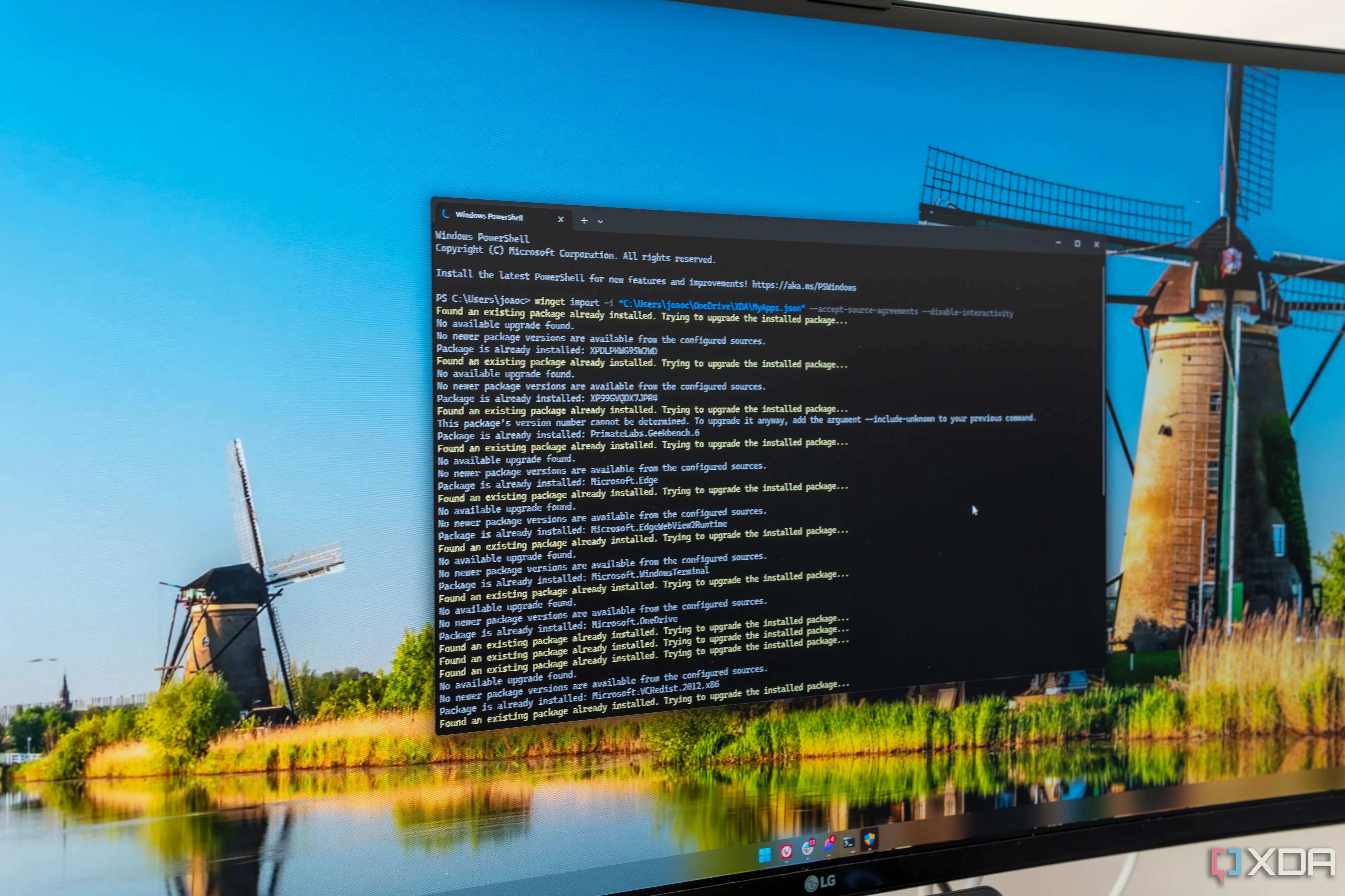 Màn hình hiển thị Windows Terminal với lệnh winget update liệt kê các bản cập nhật ứng dụng