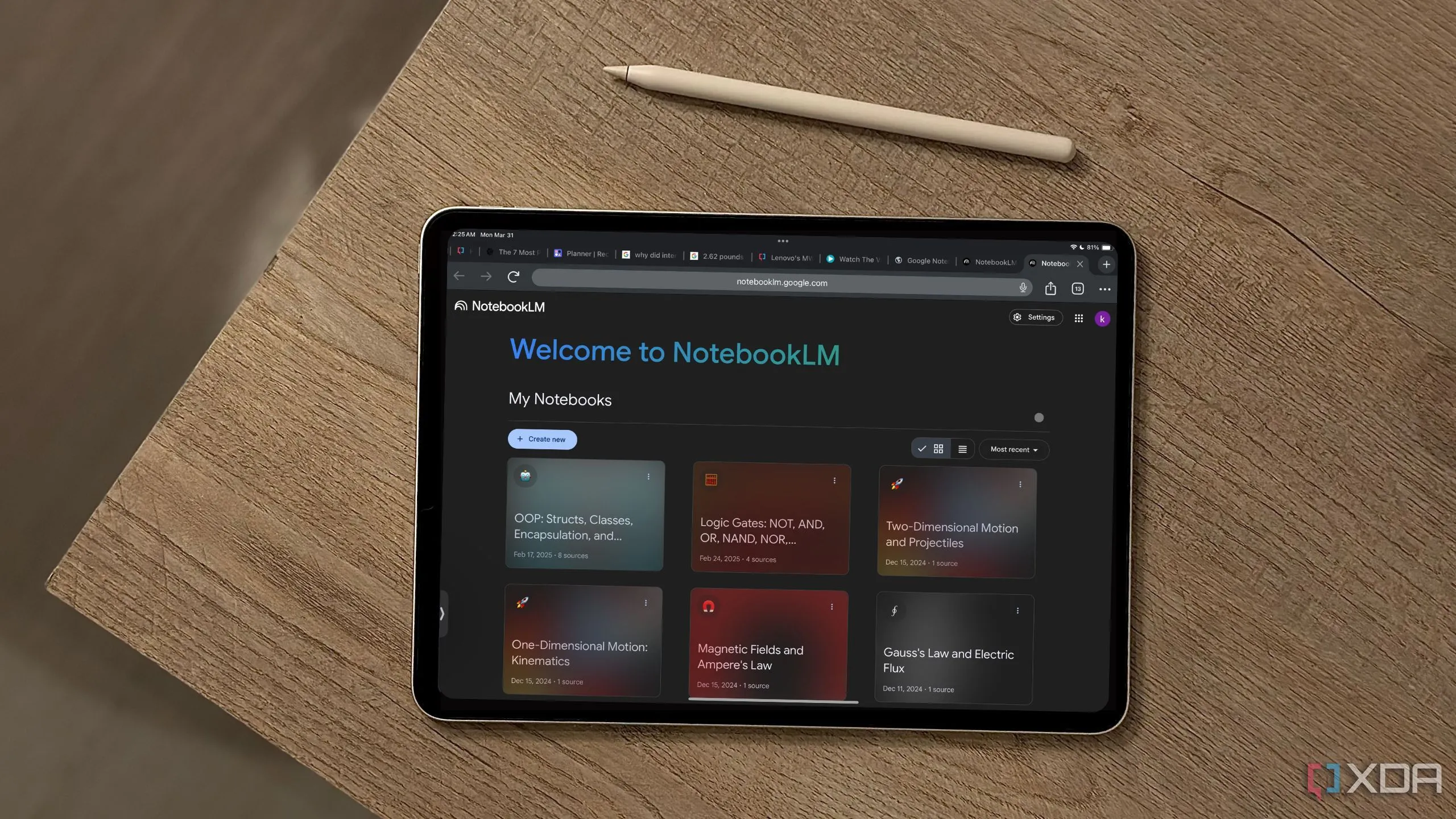 Màn hình iPad hiển thị một sổ ghi chú NotebookLM, đặt cạnh Apple Pencil, tượng trưng cho công cụ ghi chú và tư duy kỹ thuật số hiện đại.