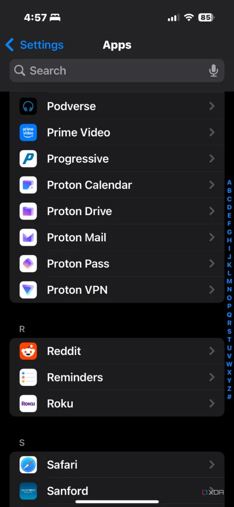 Màn hình iPhone hiển thị danh sách các ứng dụng email, với Proton Mail được chọn để thiết lập làm mặc định.