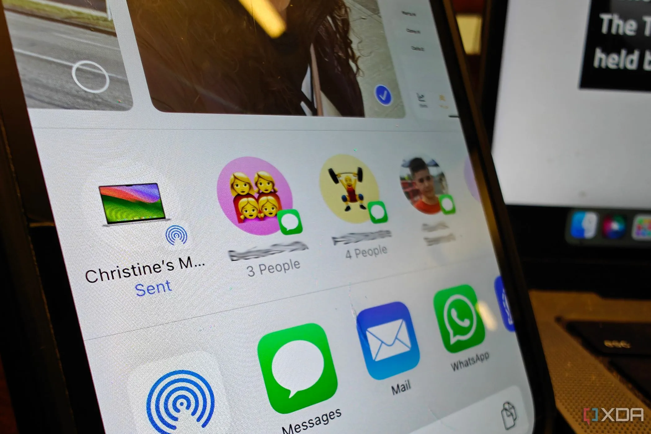 Màn hình iPhone hiển thị menu AirDrop với trạng thái đã gửi