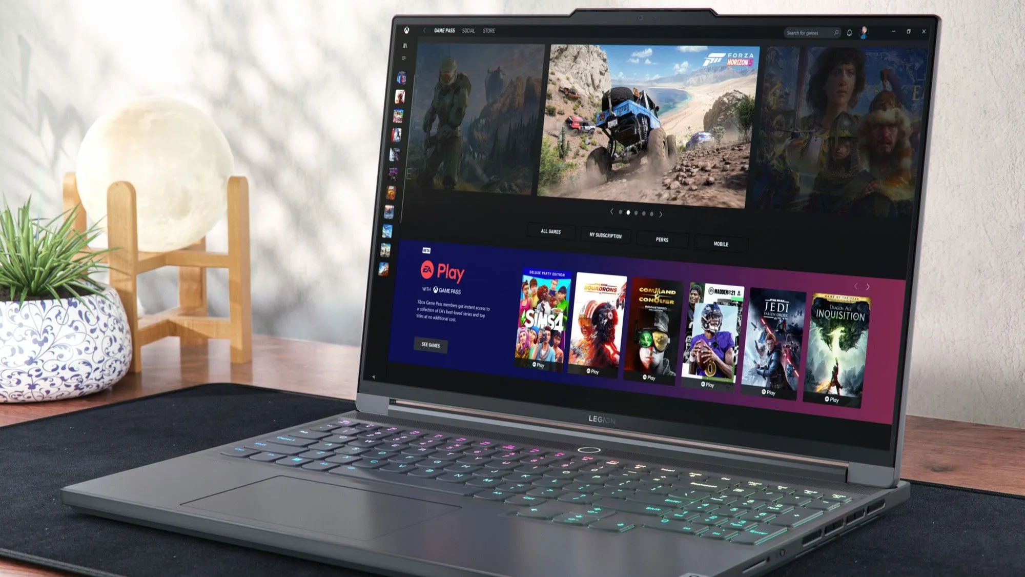 Màn hình laptop hiển thị giao diện Xbox Game Pass, nơi người chơi có thể truy cập Doom: The Dark Ages.