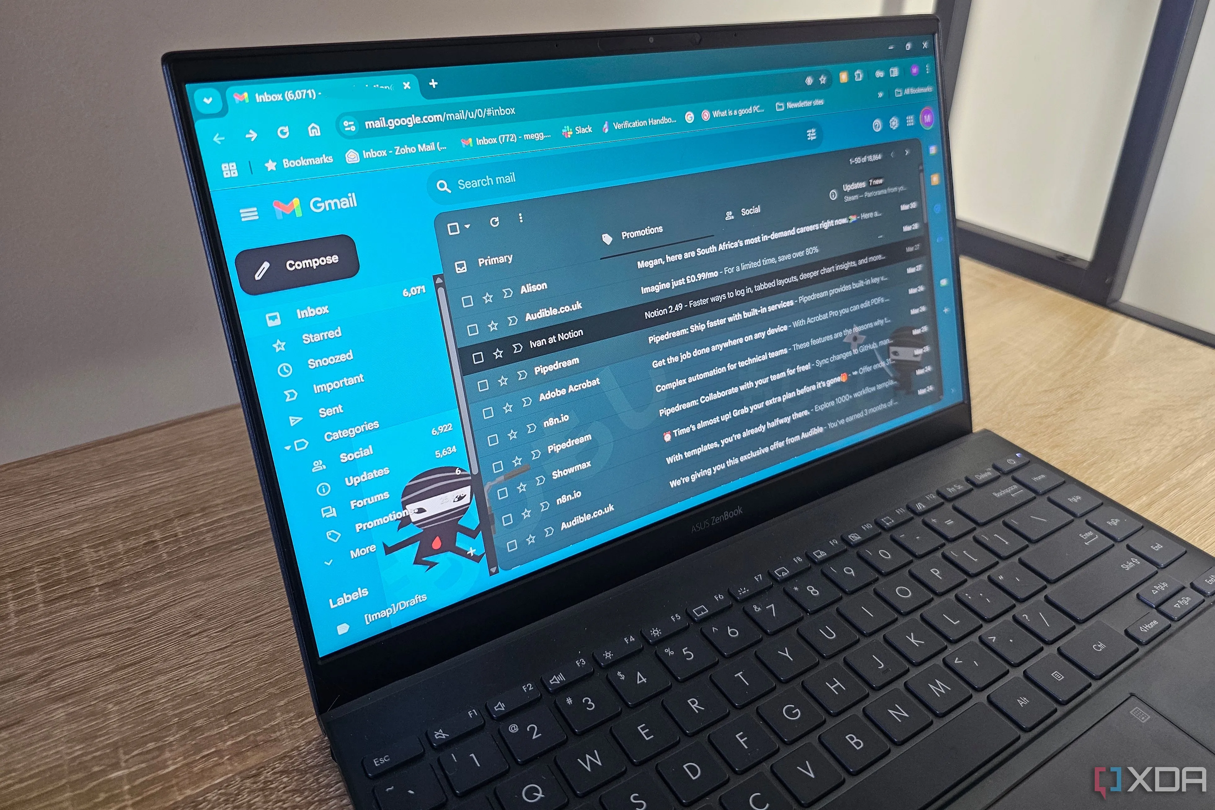 Màn hình laptop hiển thị hộp thư đến Gmail, minh họa dịch vụ email và lưu trữ đám mây
