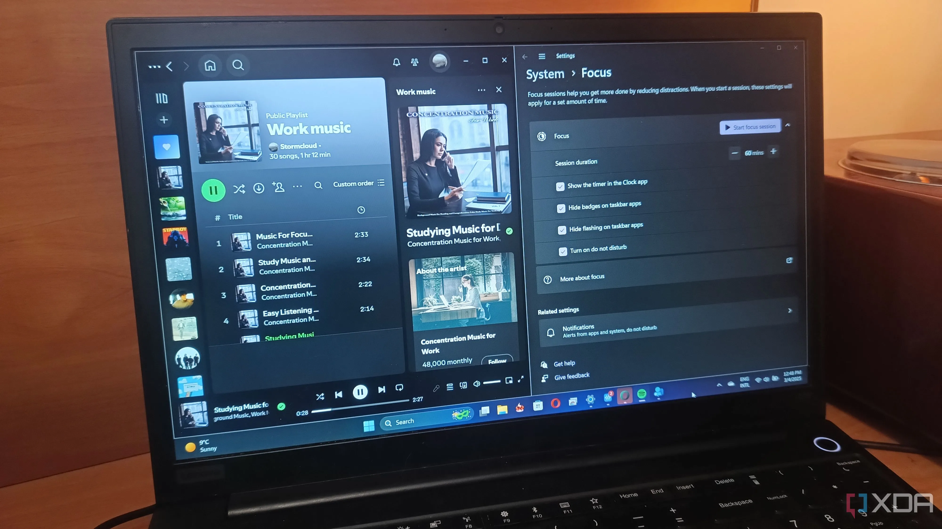 Màn hình laptop hiển thị Spotify và Windows Focus cạnh nhau, minh họa cách tách biệt môi trường làm việc và giải trí hiệu quả