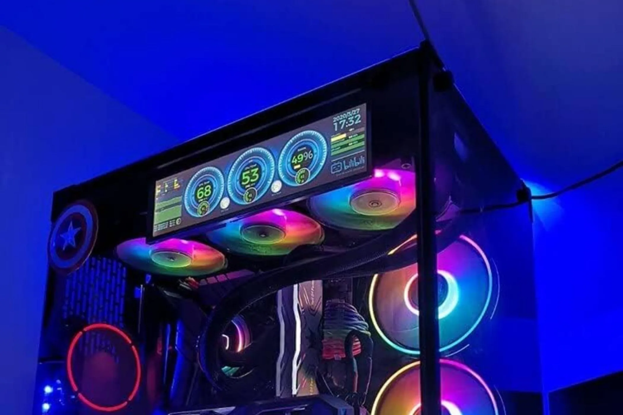 Màn hình LED IPS kích thước 5 inch tích hợp bên trong vỏ máy tính để hiển thị thông số và hình ảnh