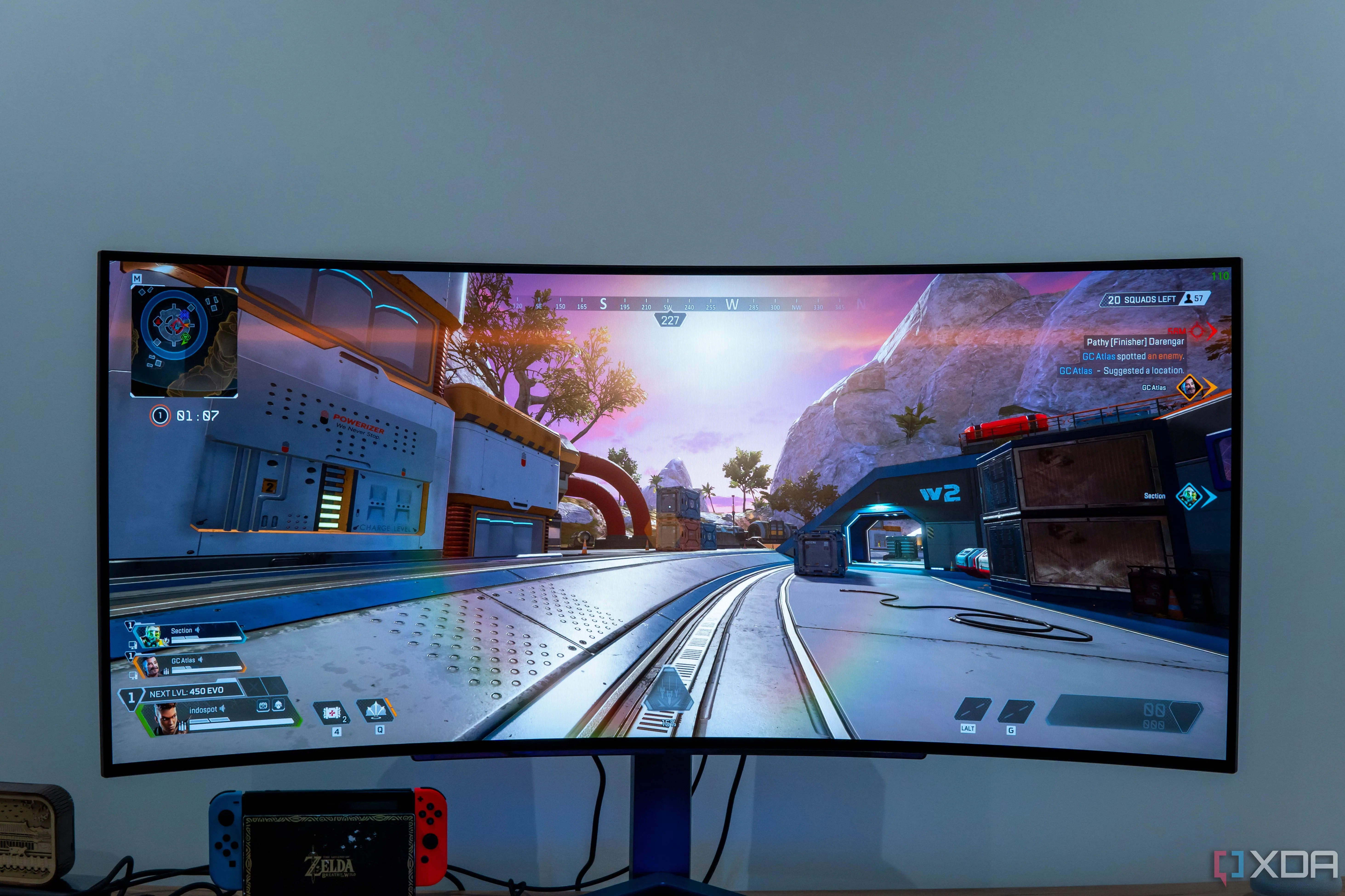 Màn hình LG UltraGear 45GR95QE hiển thị cảnh game Apex Legends, chứng minh lợi thế góc nhìn rộng (FOV) và khả năng nhận biết môi trường tốt hơn trong các tựa game FPS.
