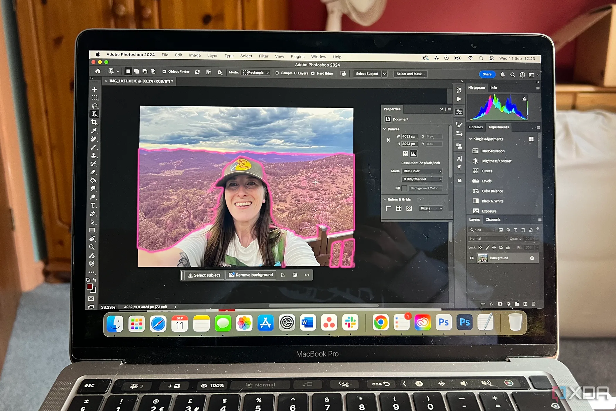 Màn hình MacBook hiển thị giao diện Adobe Photoshop với công cụ Object Selection đang chọn một đối tượng, minh họa khả năng chọn vùng thông minh.