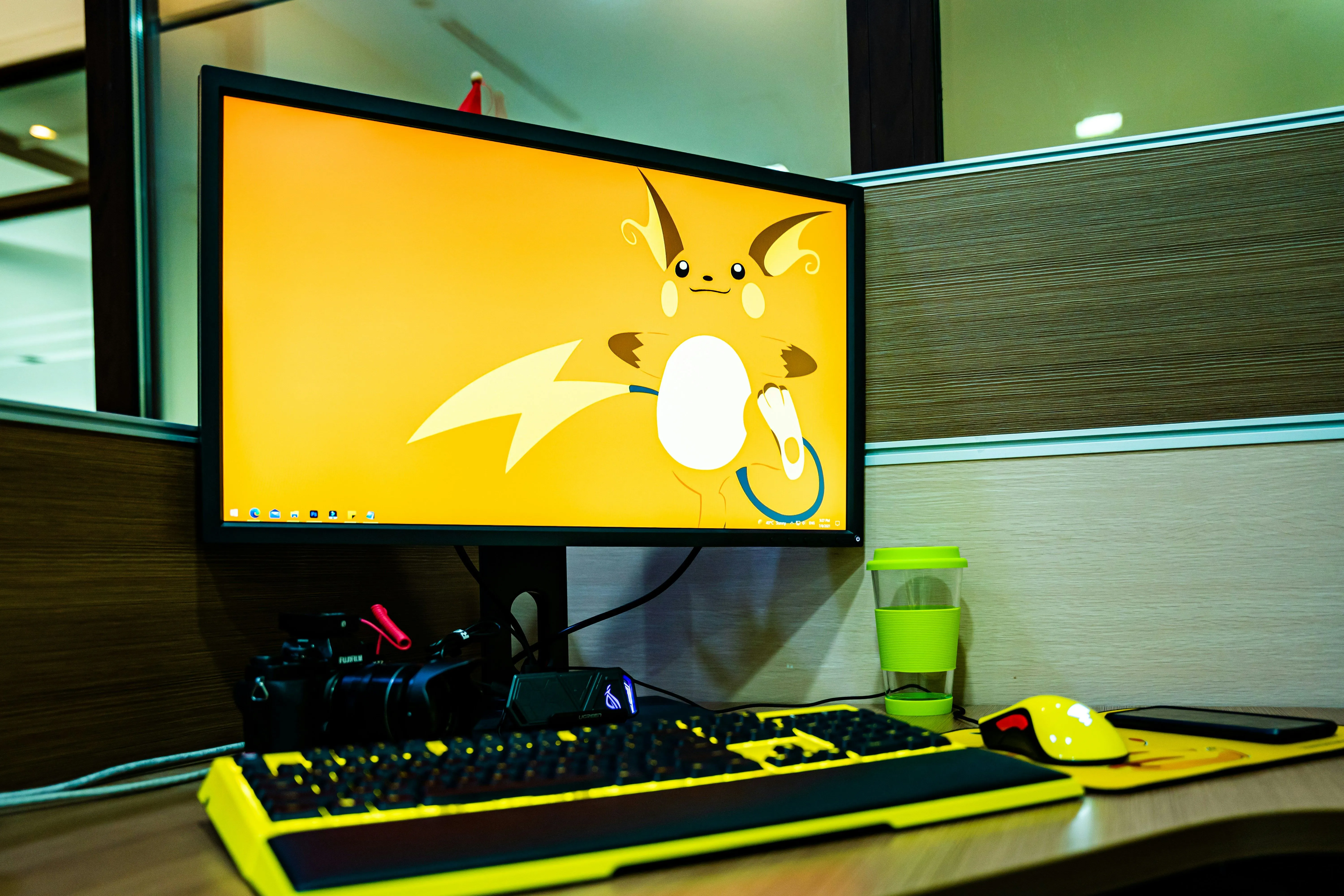 Màn hình máy tính để bàn với hình nền chủ đề Pokémon phong cách retro