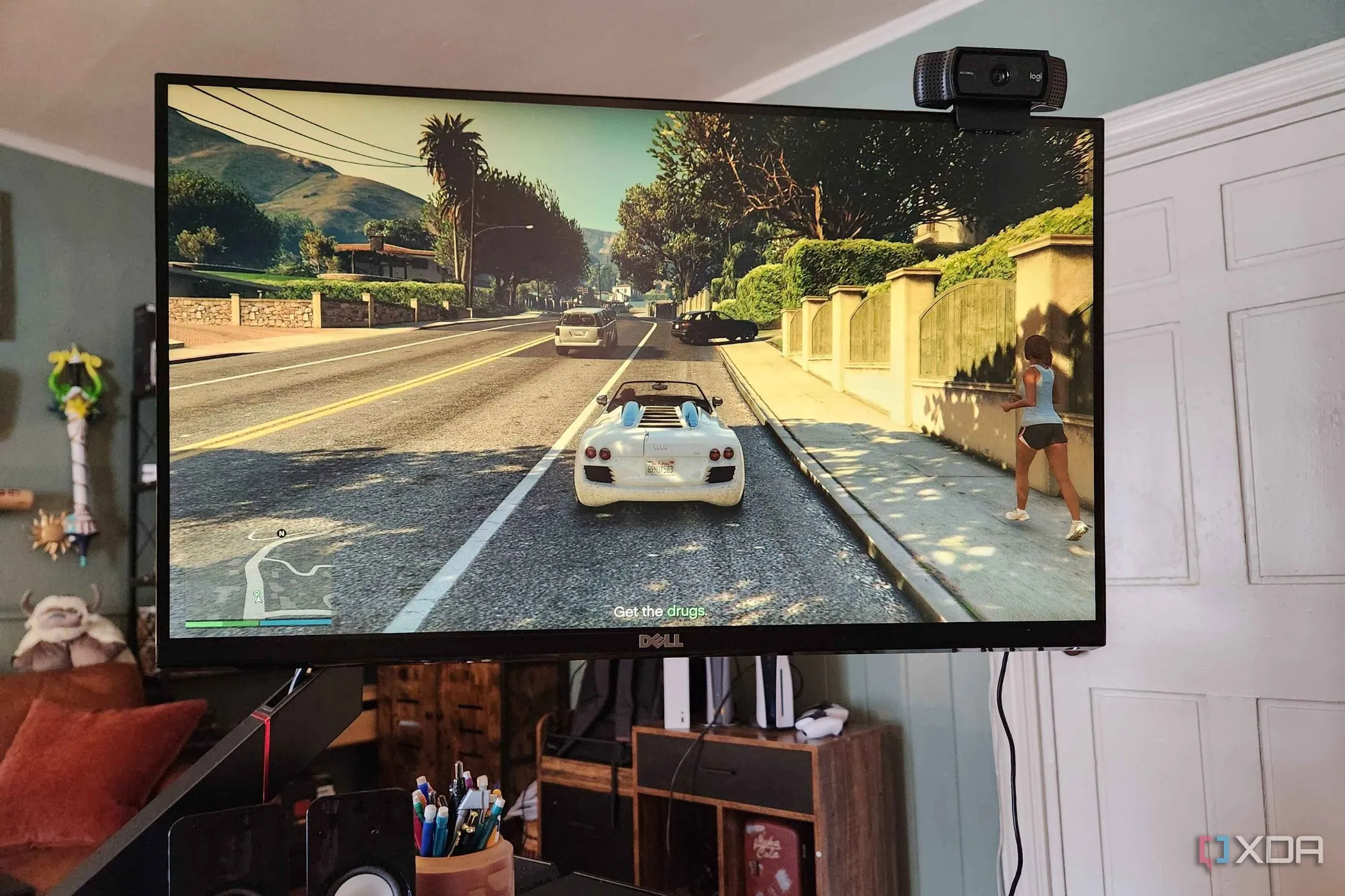 Màn hình máy tính hiển thị cảnh chơi game Grand Theft Auto V trong văn phòng, biểu tượng cho sự mong đợi GTA 6.