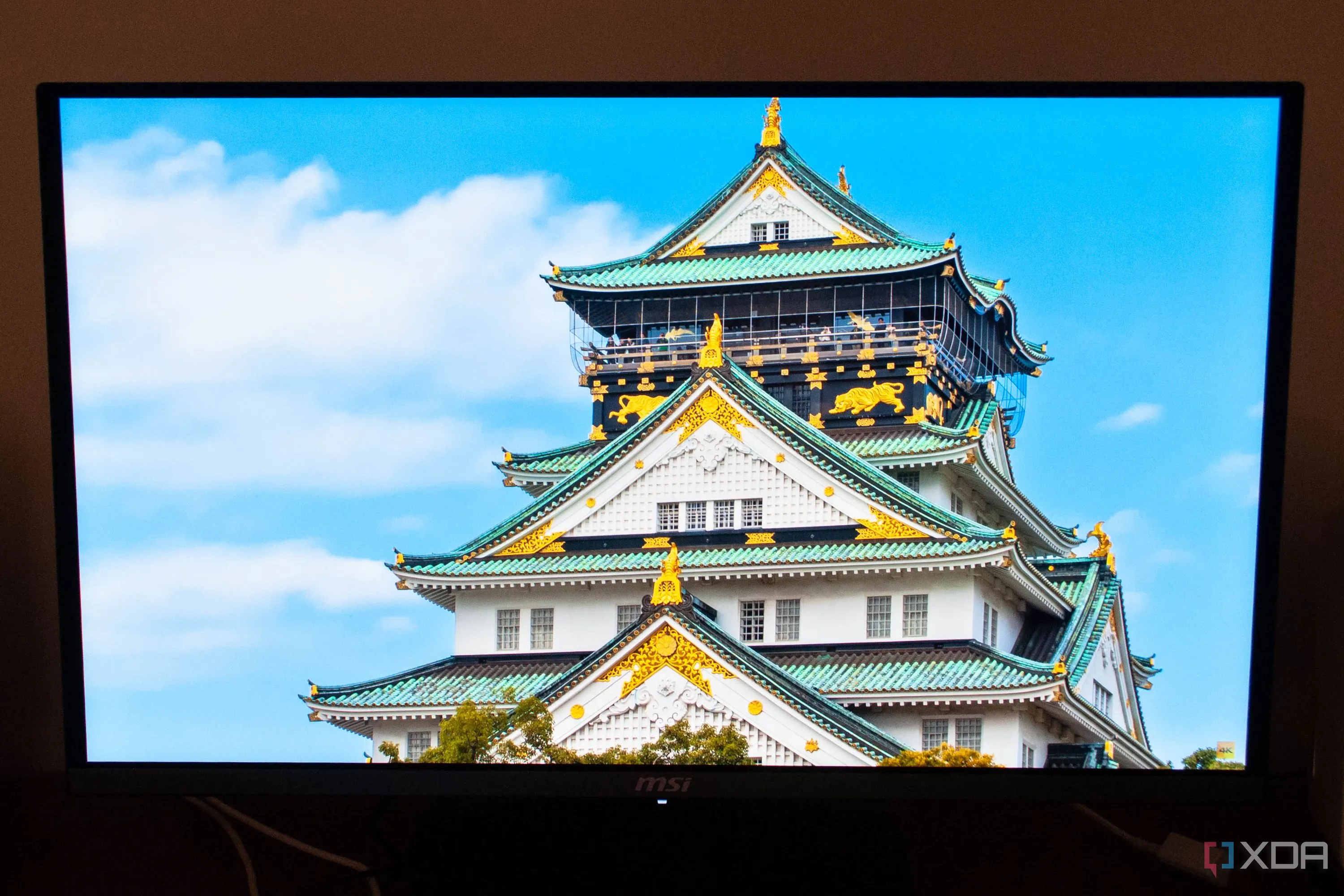 Màn hình MSI 272URX QD-OLED trưng bày một cảnh đẹp tựa đền thờ, làm nổi bật khả năng hiển thị màu sắc sống động