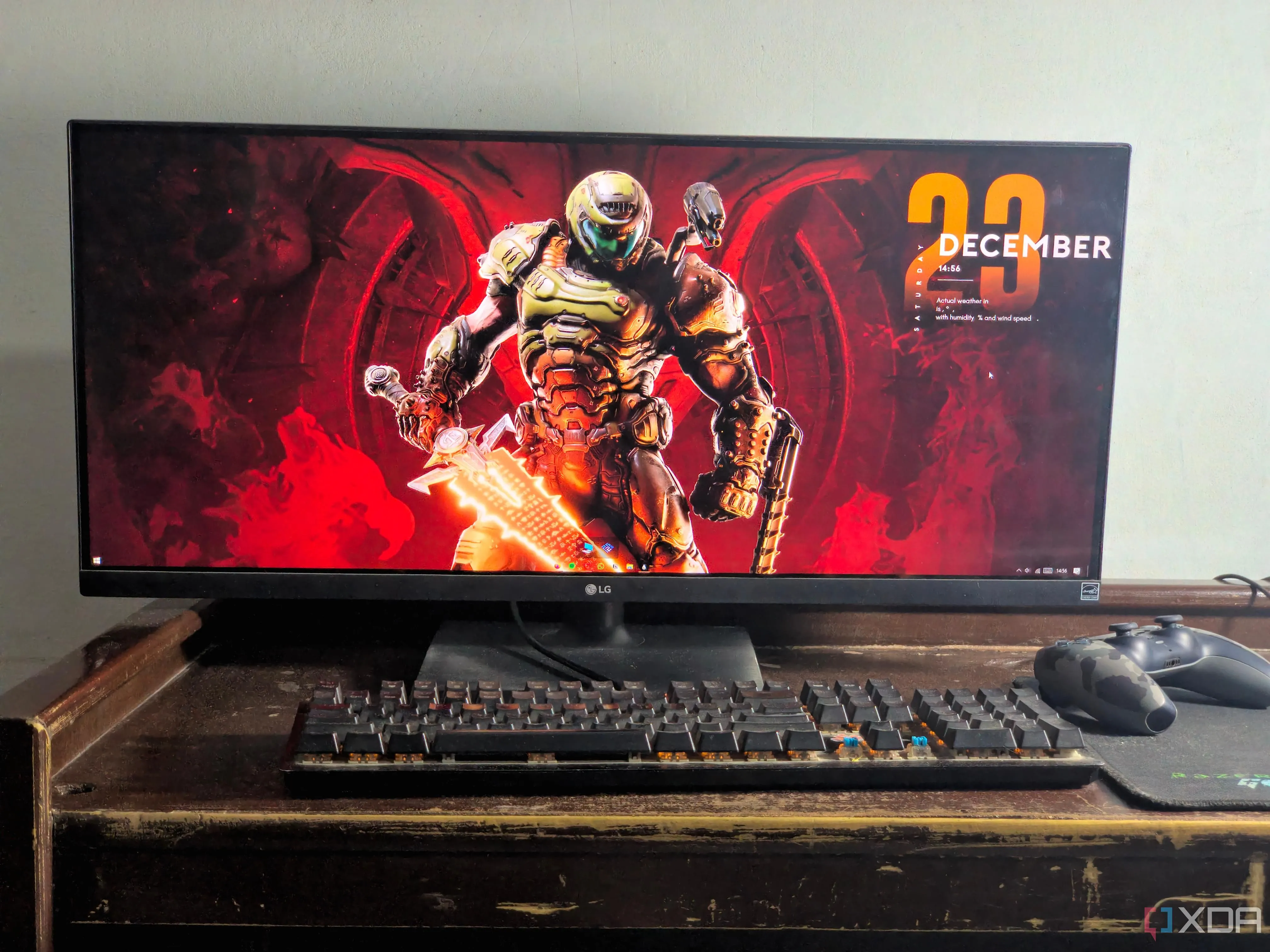 Màn hình siêu rộng với hình nền Doom Eternal, hiển thị không gian làm việc rộng lớn cho đa nhiệm