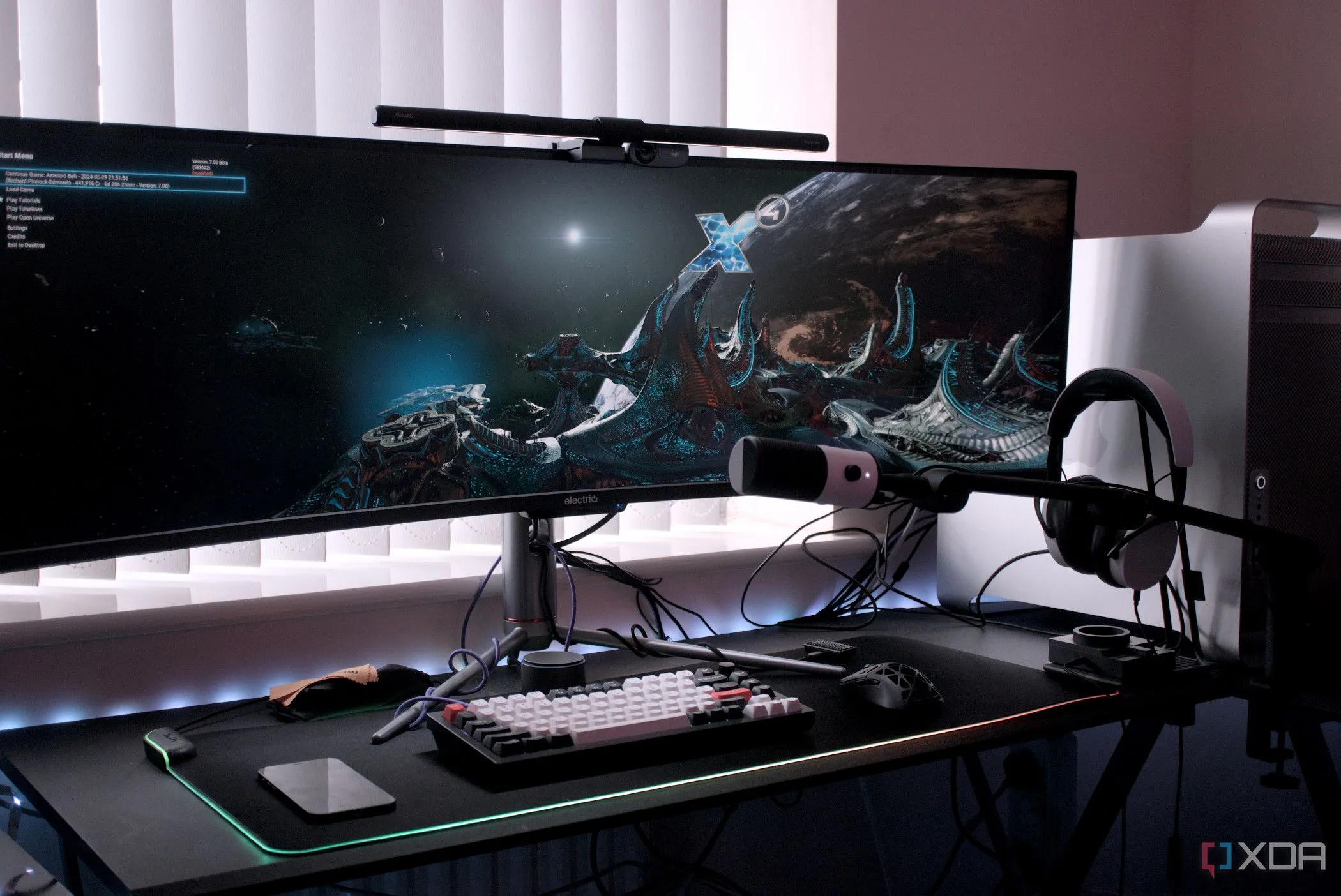 Màn hình super ultrawide hiển thị game X4: Foundations với không gian rộng lớn, thể hiện khả năng chơi game liền mạch không viền và tăng năng suất làm việc.