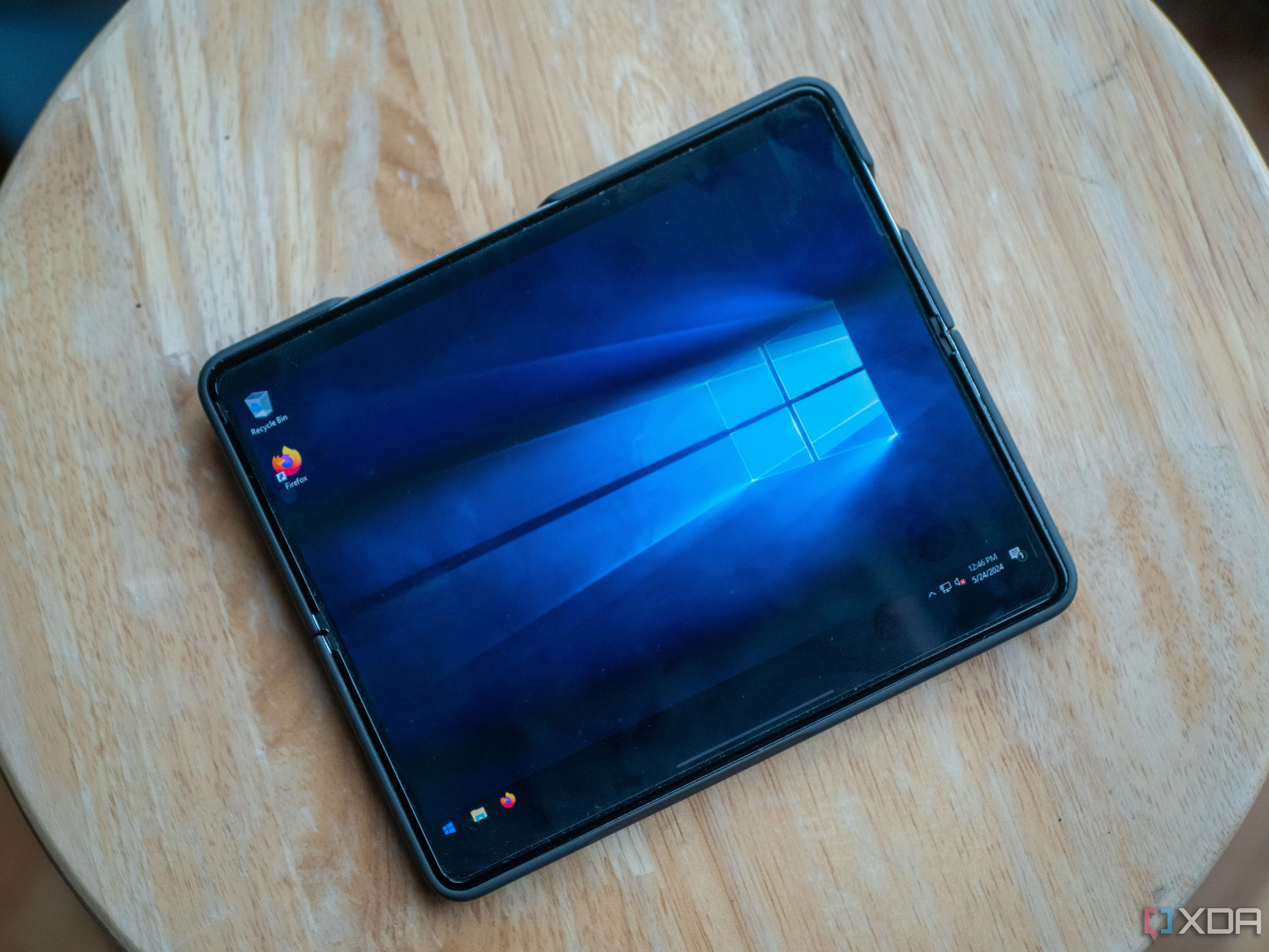 Màn hình Windows 10 trên Samsung Galaxy Z Fold 5 minh họa hệ điều hành sắp kết thúc vòng đời