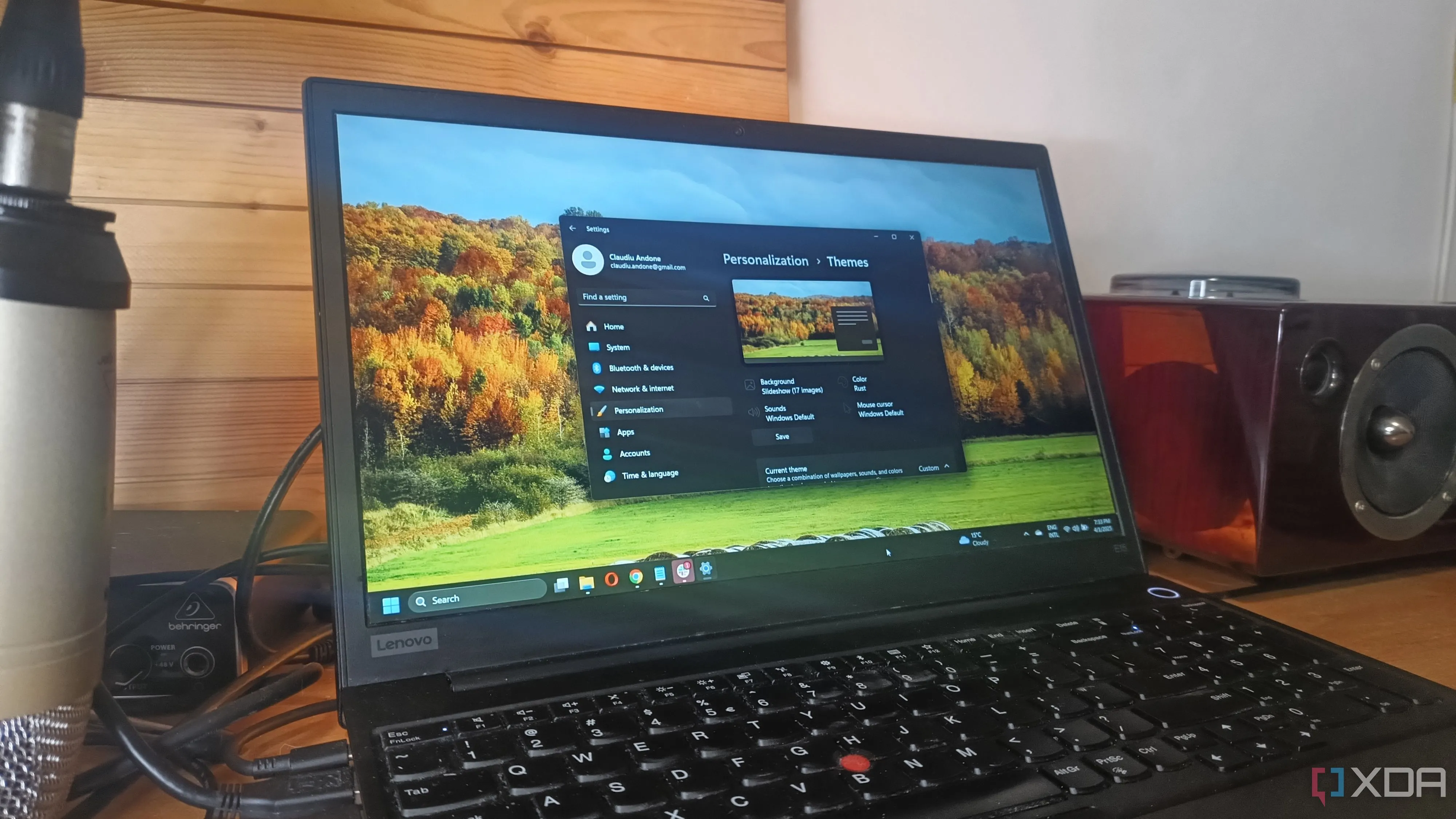 Màn hình Windows 11 trên laptop hiển thị giao diện người dùng, liên quan đến các cập nhật hệ thống như thư mục inetpub
