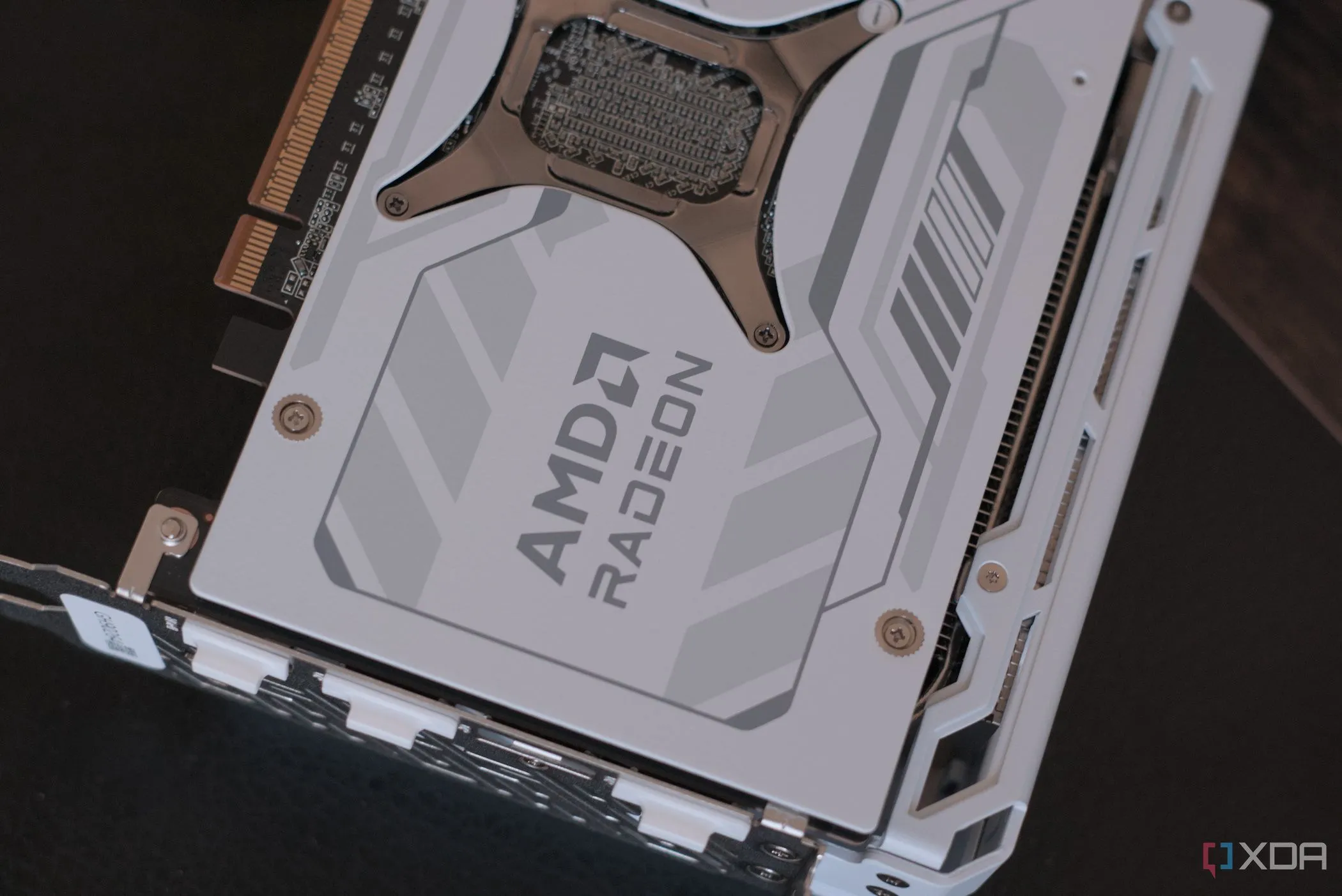 Mặt lưng của card đồ họa ASRock Radeon RX 9070 XT Steel Legend, thể hiện hiệu năng dò tia đang được cải thiện của AMD.