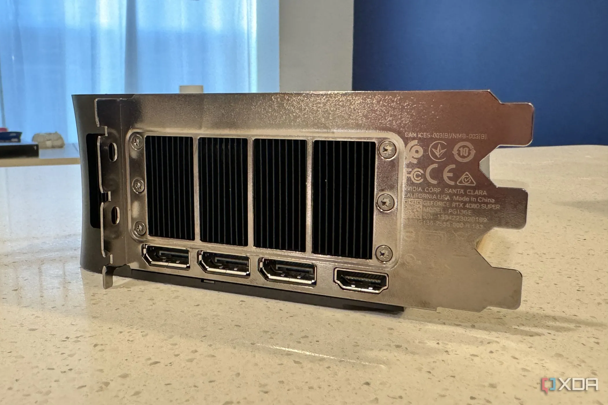 Mặt sau card đồ họa Nvidia GeForce RTX 4080 Super Founders Edition với cổng kết nối và khe thoát nhiệt