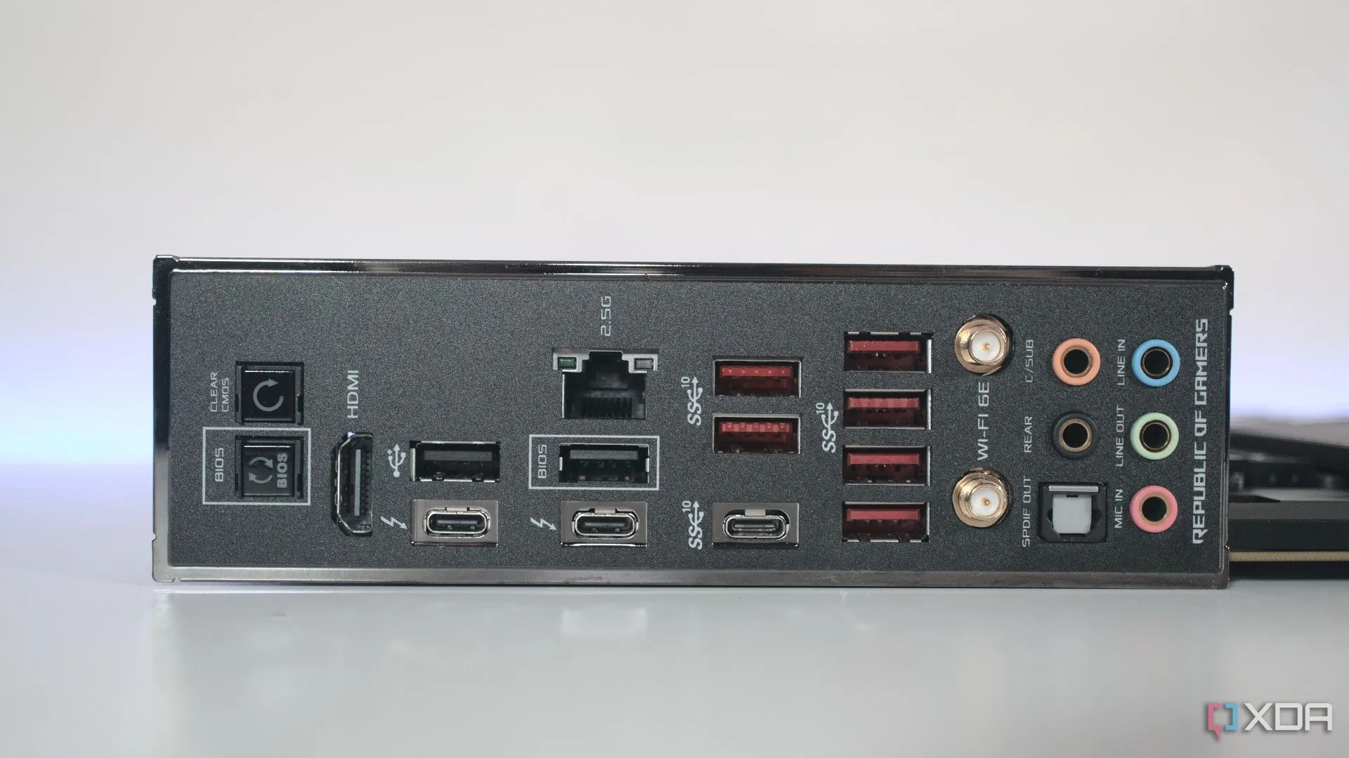 Mặt sau của bo mạch chủ ASUS ROG Maximus Z690 Hero