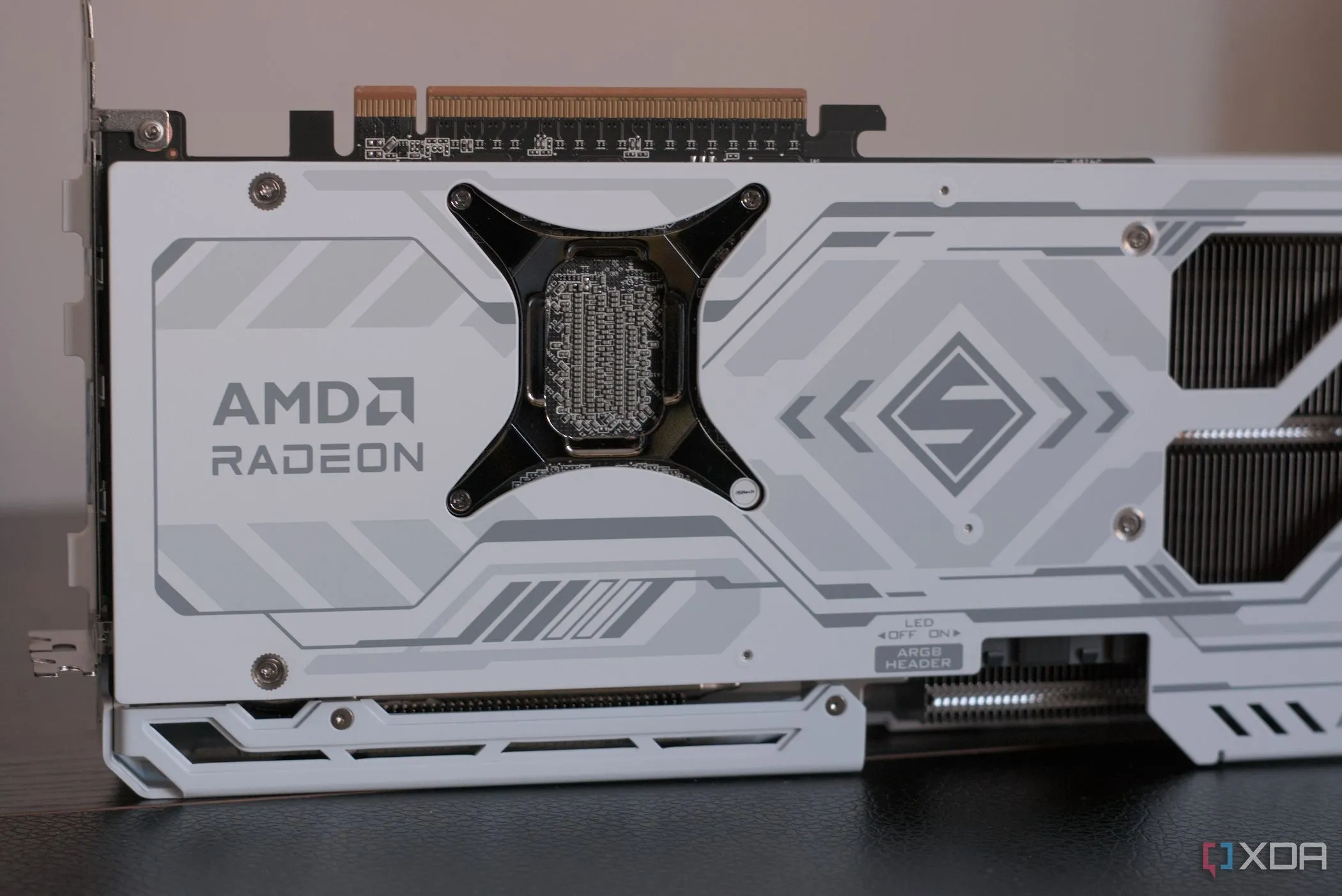 Mặt sau của card đồ họa ASRock Radeon RX 9070 XT Steel Legend, biểu tượng cho sự thay đổi trong thị trường GPU gaming