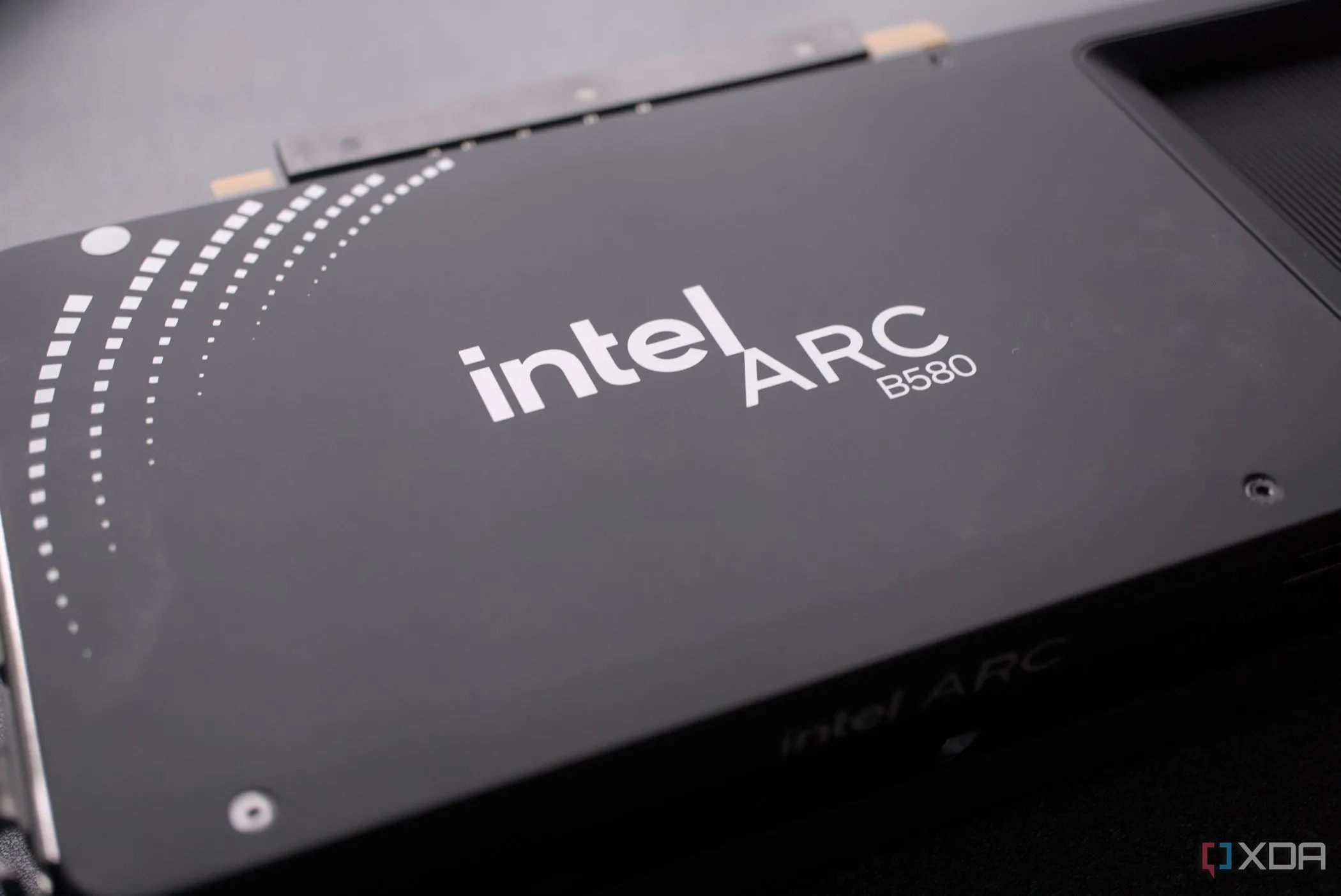 Mặt sau của card đồ họa Intel Arc B580 với backplate bảo vệ, chi tiết thiết kế cho thấy sự đầu tư của Intel vào dòng GPU giá rẻ Battlemage.