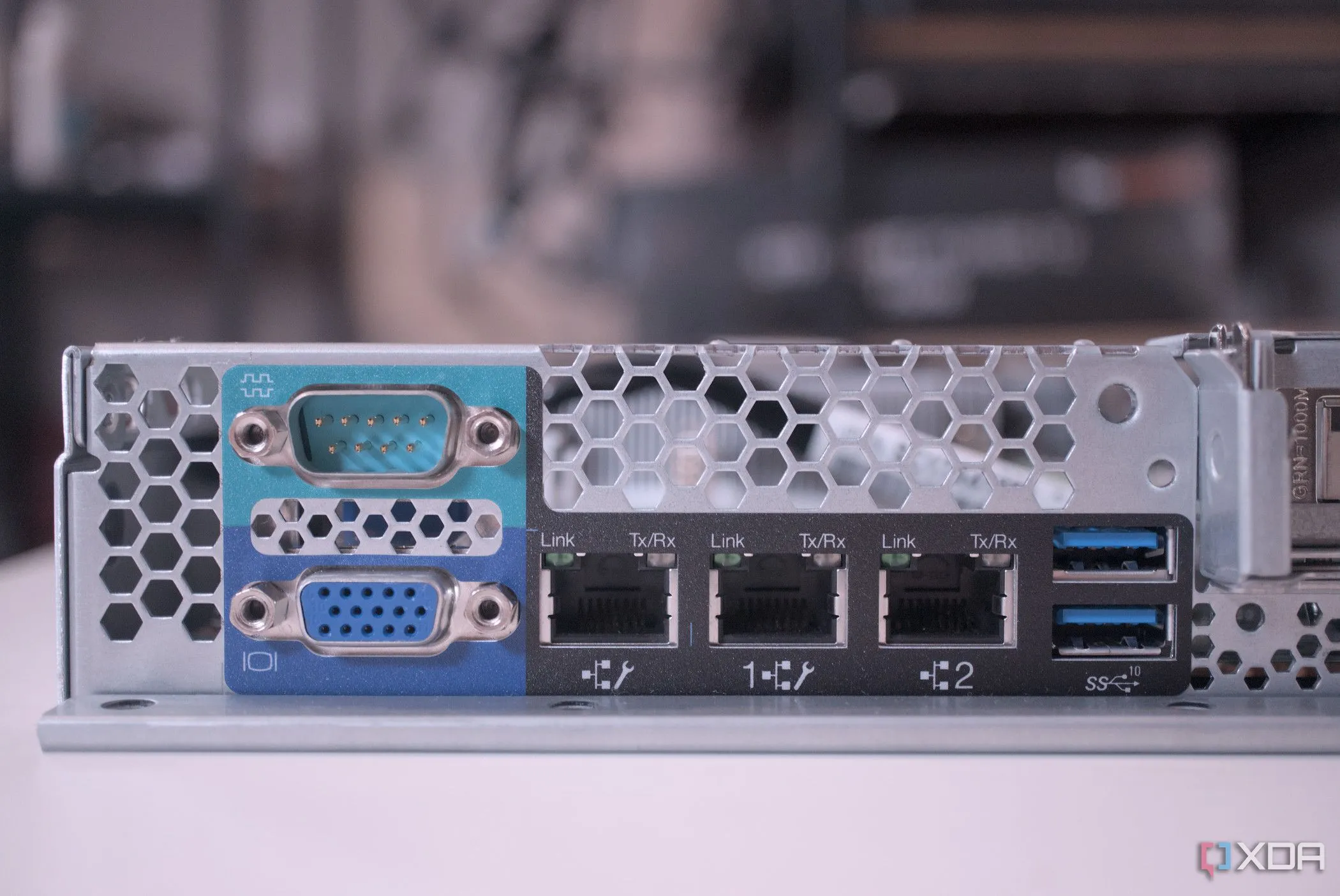 Mặt sau của máy chủ Lenovo ThinkServer SR250 V2, hiển thị các cổng kết nối và khe cắm