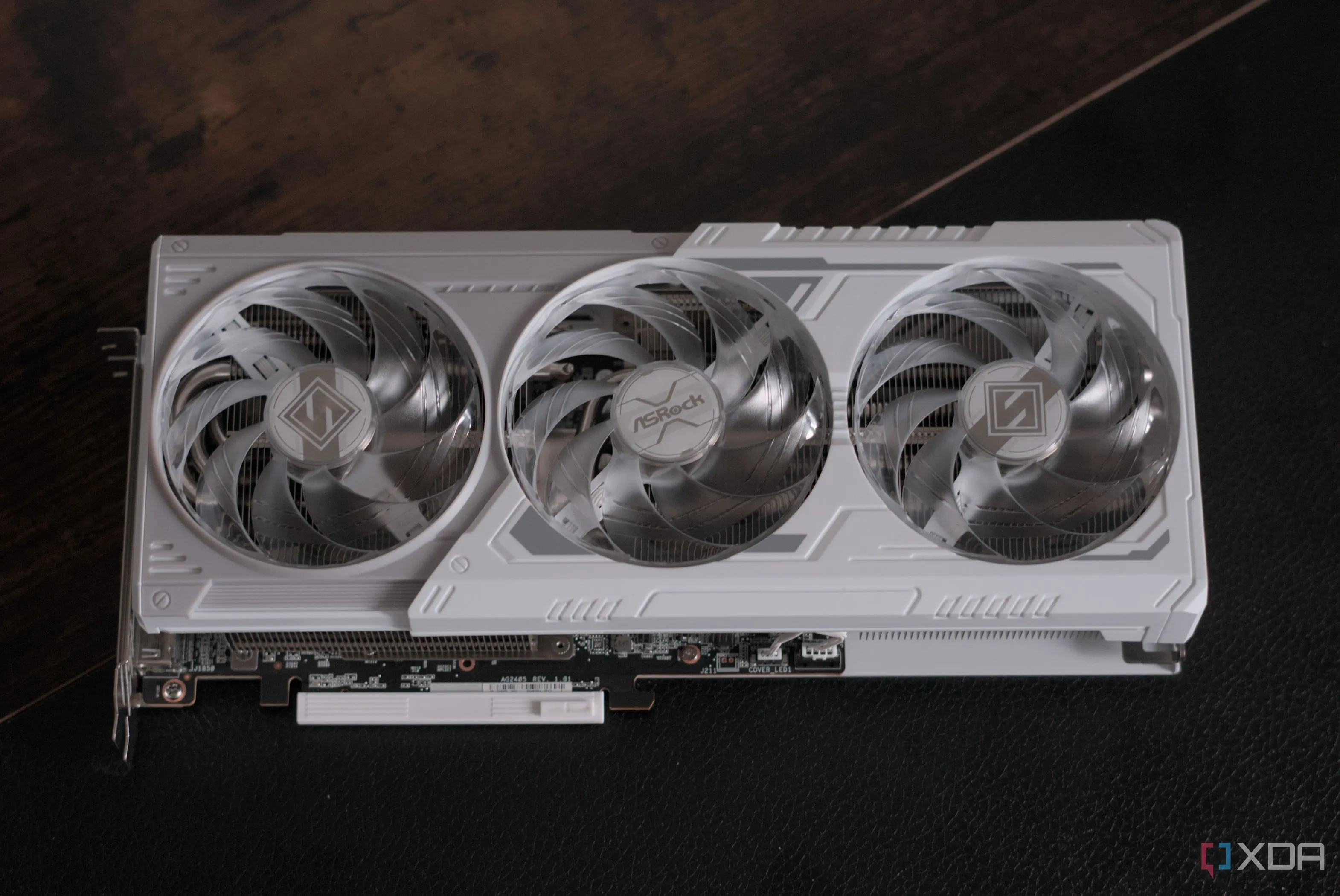 Mặt trên của card ASRock Radeon RX 9070 Steel Legend với ba quạt làm mát