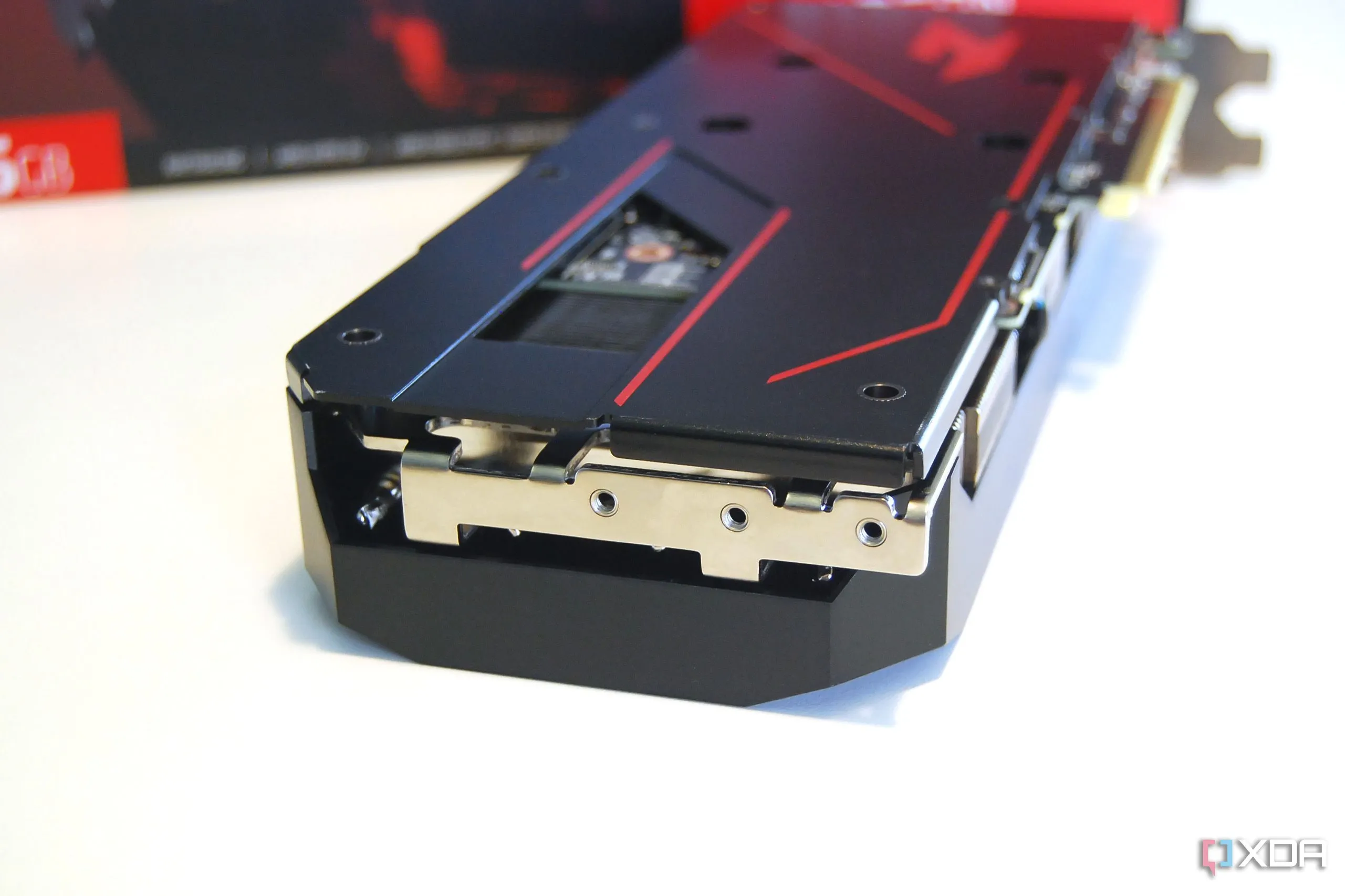 Mặt trước của card đồ họa Acer Nitro Radeon RX 7600 XT OC, một lựa chọn GPU mạnh mẽ cho PC gaming