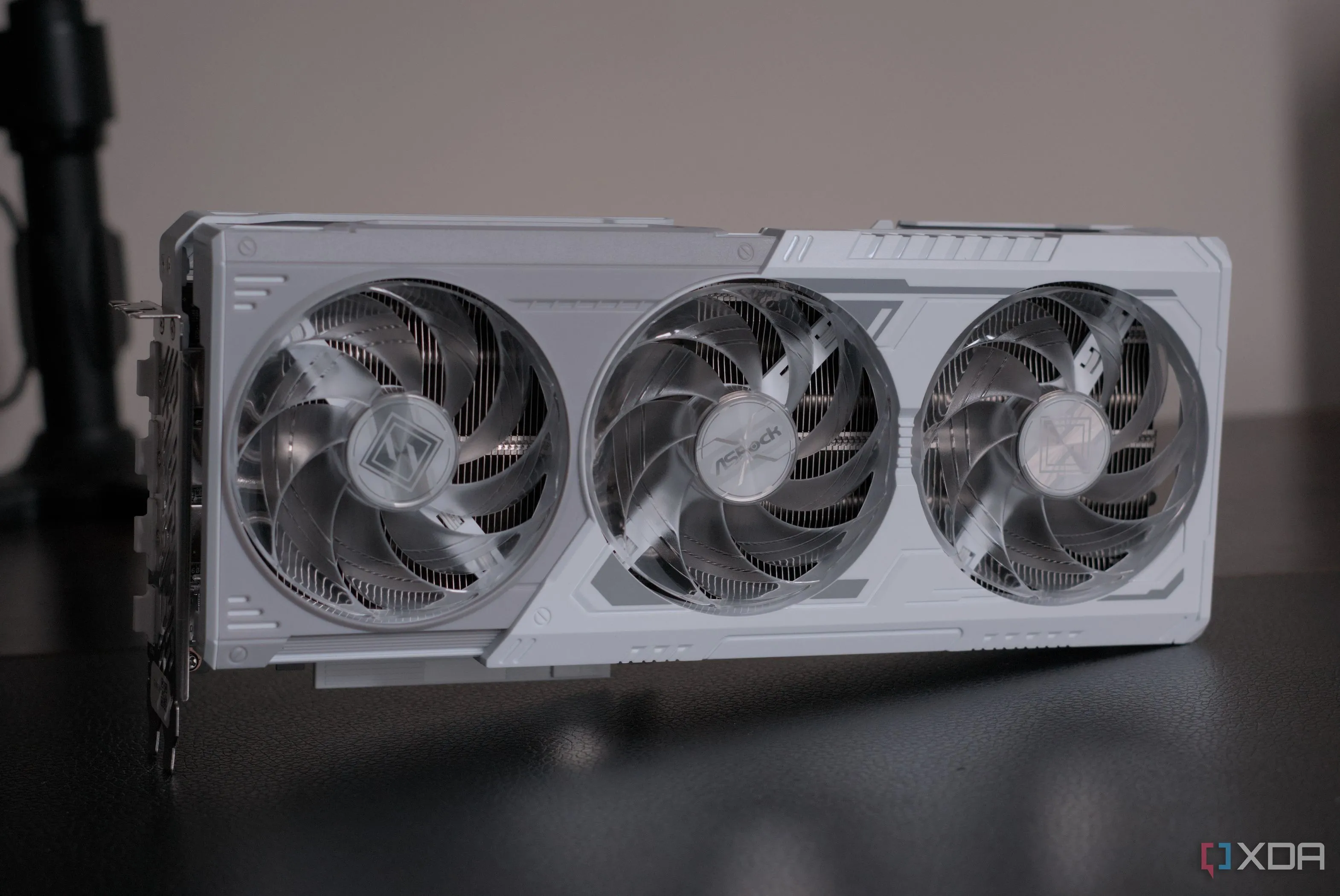 Mặt trước và cạnh bên của ASRock Radeon RX 9070 Steel Legend, cho thấy kích thước tản nhiệt