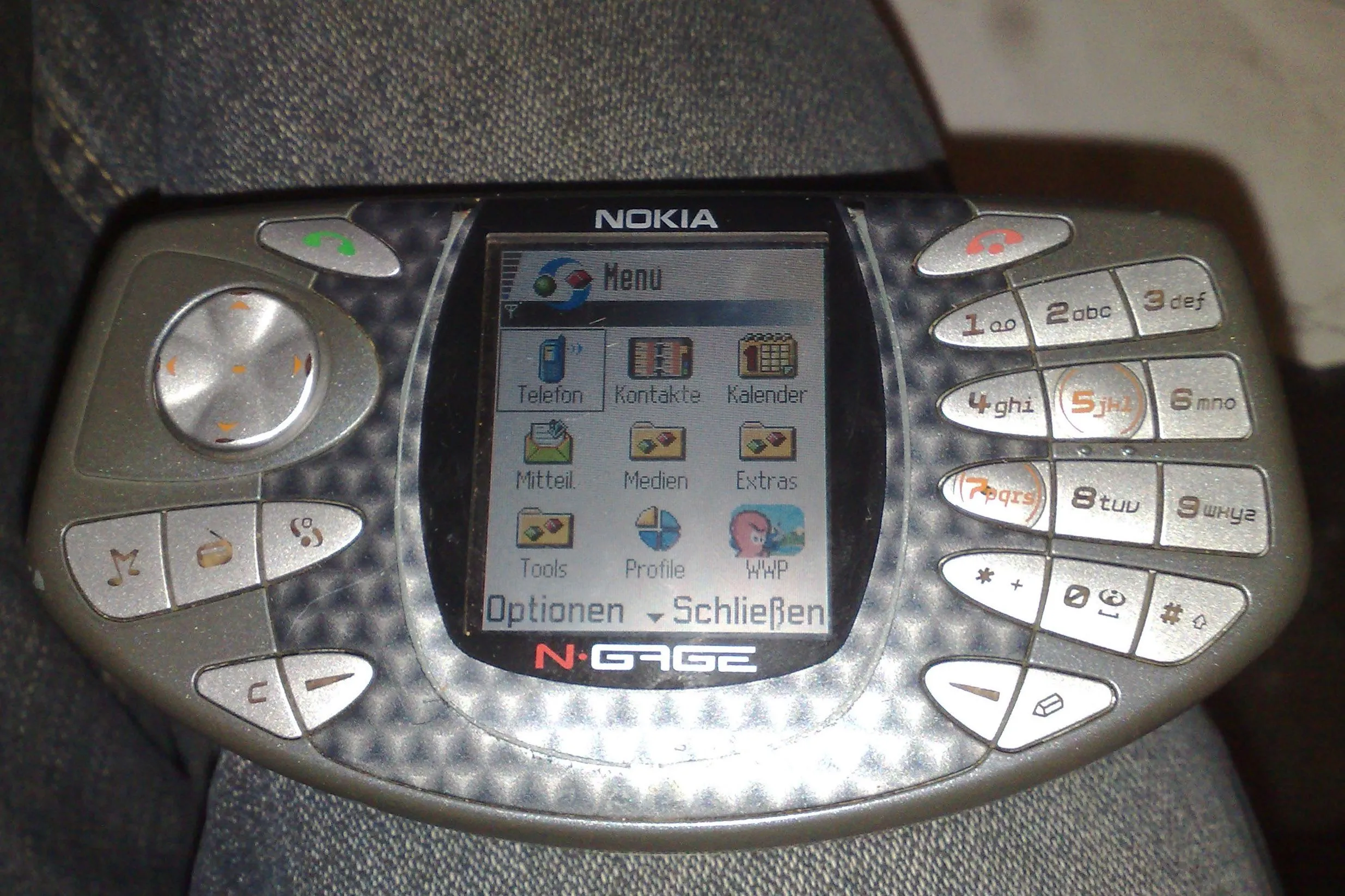 Mẫu Nokia N-Gage đời đầu với thiết kế &quot;điện thoại taco&quot; gây tranh cãi, biểu tượng của sự bất tiện trong trải nghiệm chơi game cầm tay