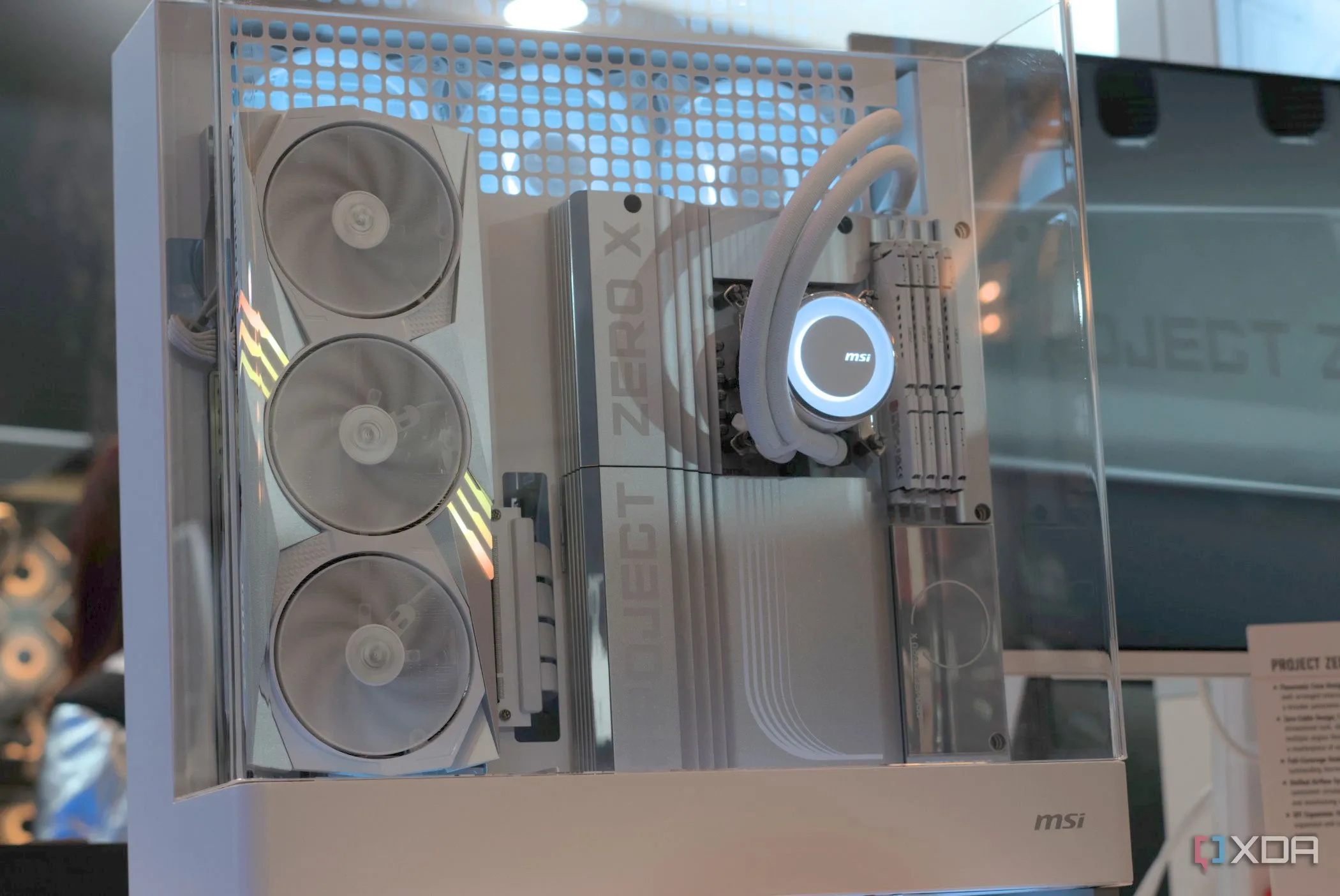 Mẫu PC thử nghiệm MSI Project Zero X tại CES 2025, cho thấy cách các nhà sản xuất tích hợp những ý tưởng tùy biến PC vào thiết kế sản phẩm thương mại.