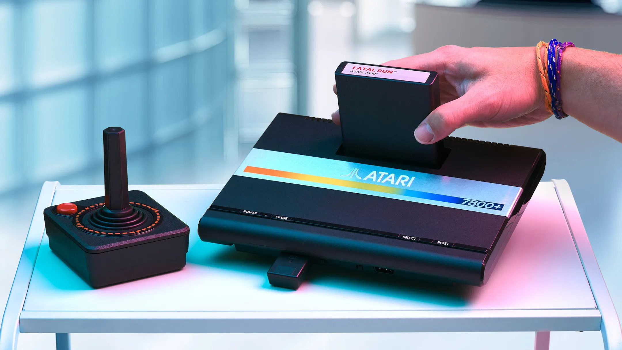 Máy chơi game Atari 7600 thế hệ đầu tiên với thiết kế cổ điển màu đen